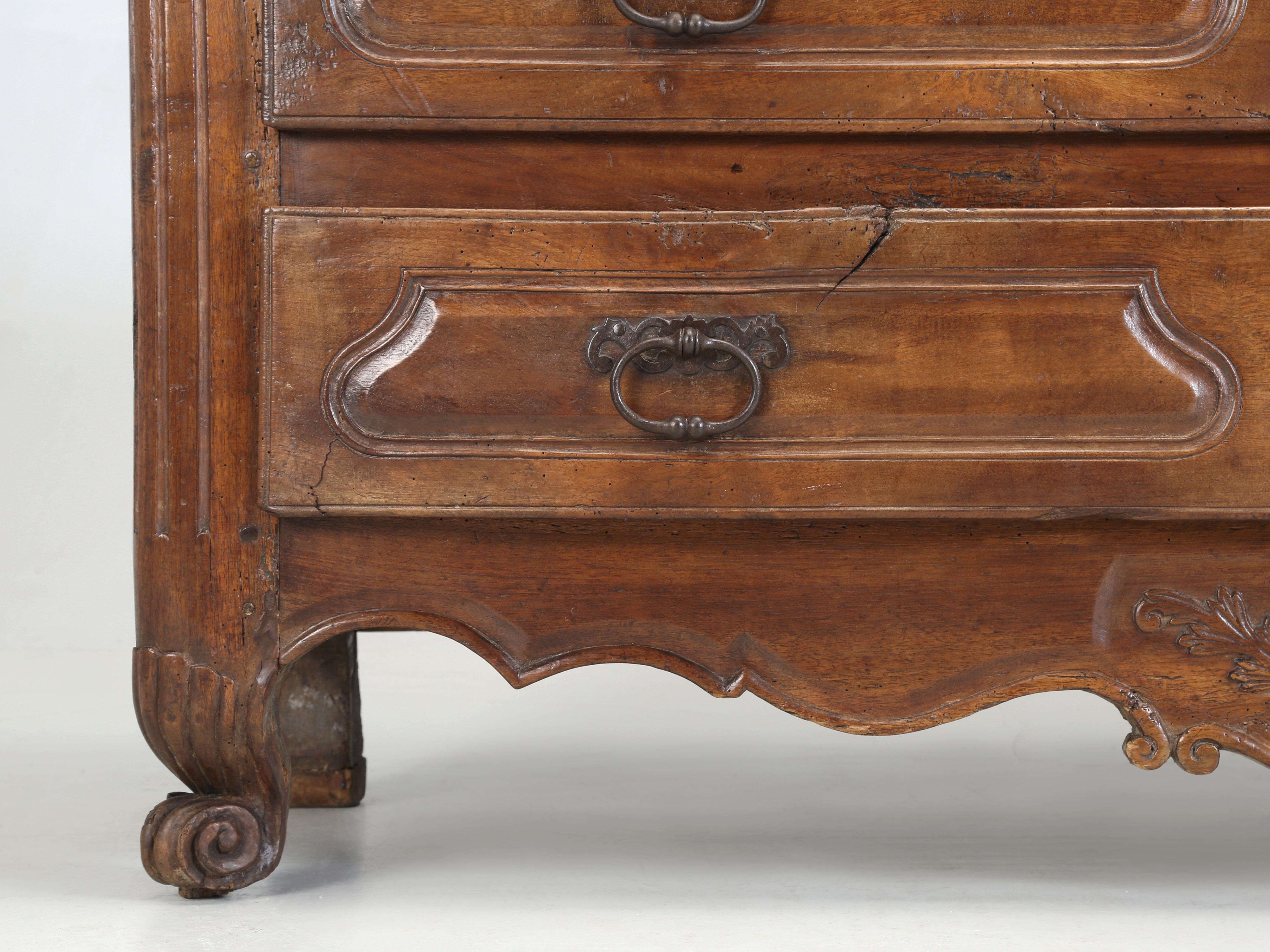 Ancienne Commode ou Pantalonnière Française en Noyer Grande Patina Non Restaurée c1700's en vente 7