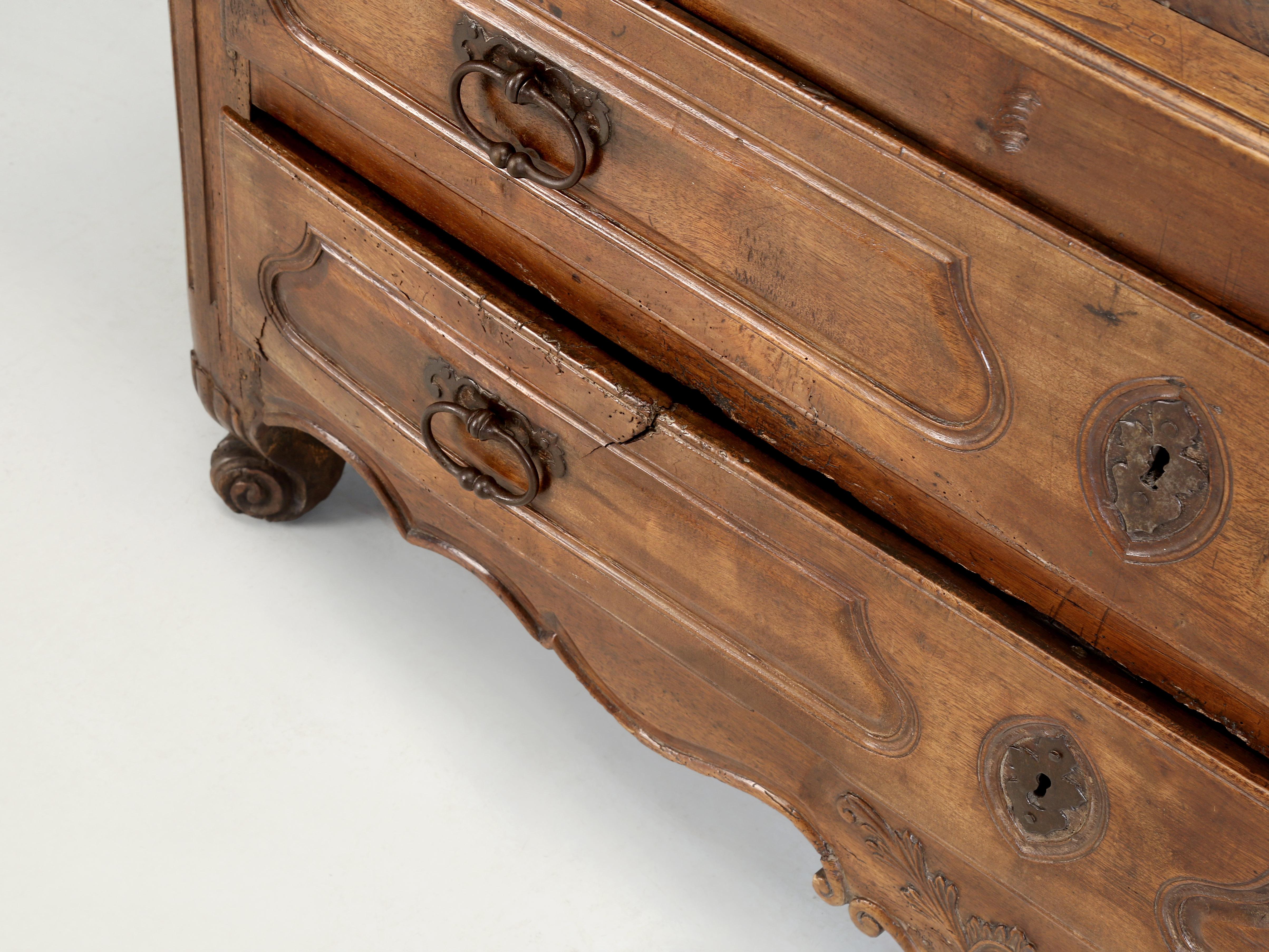 Ancienne Commode ou Pantalonnière Française en Noyer Grande Patina Non Restaurée c1700's en vente 8