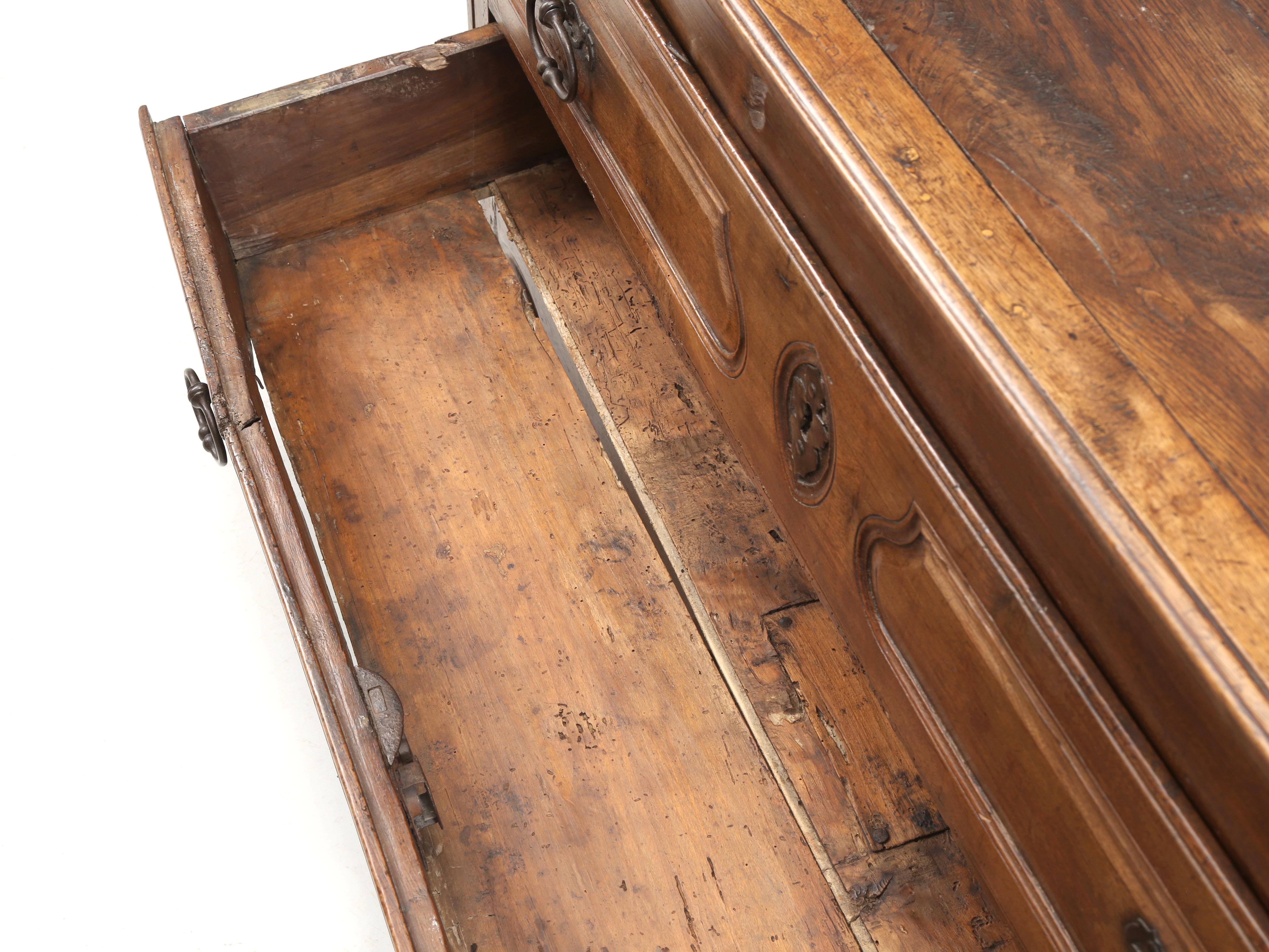 Ancienne Commode ou Pantalonnière Française en Noyer Grande Patina Non Restaurée c1700's en vente 9