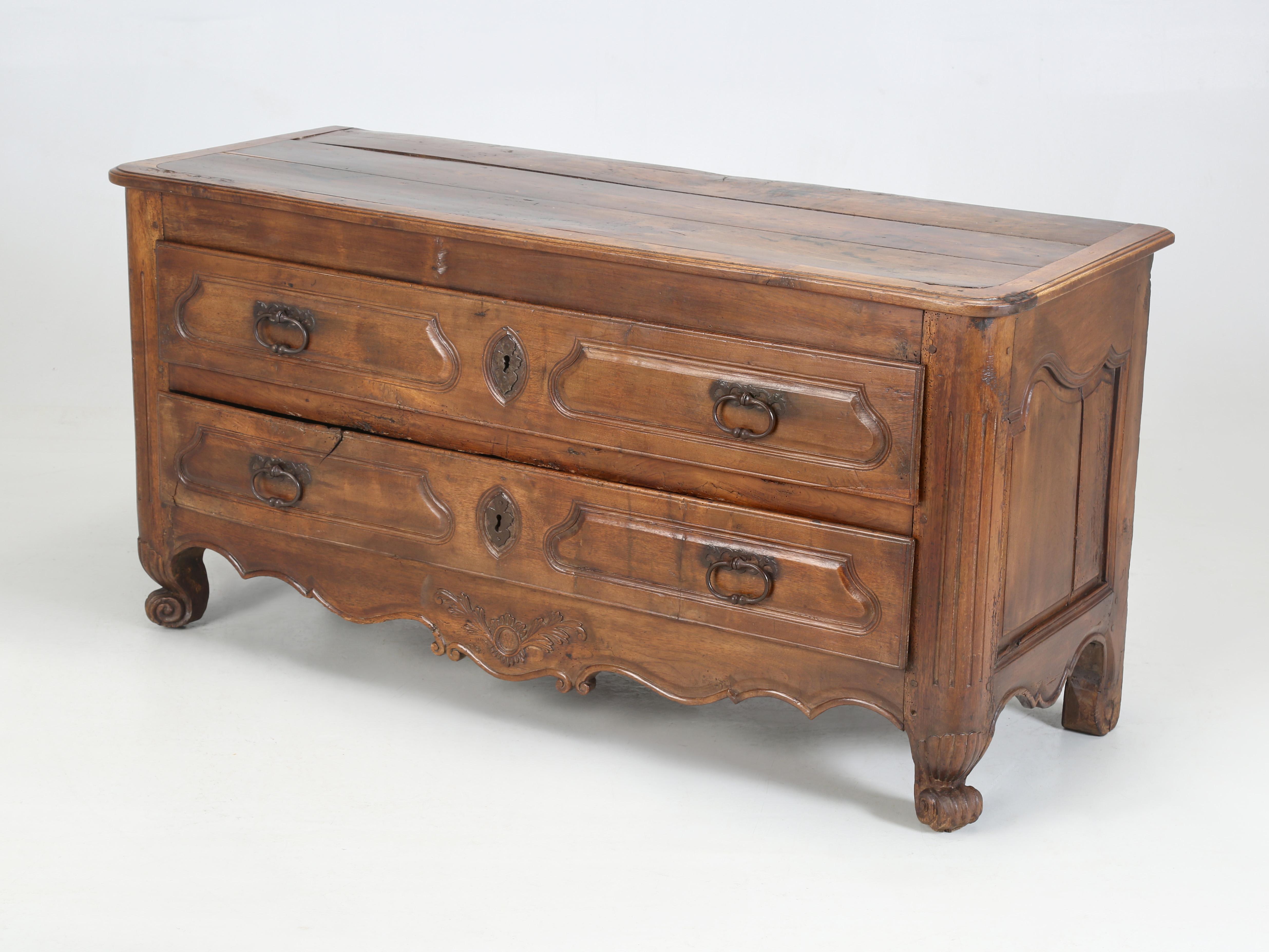 Commode française ancienne communément appelée pantalonnière, ce qui signifie simplement pantalon. Le concept de la commode pantalonnière est qu'elle permet d'étendre les vêtements sans les froisser. Nous estimons que cette ancienne commode