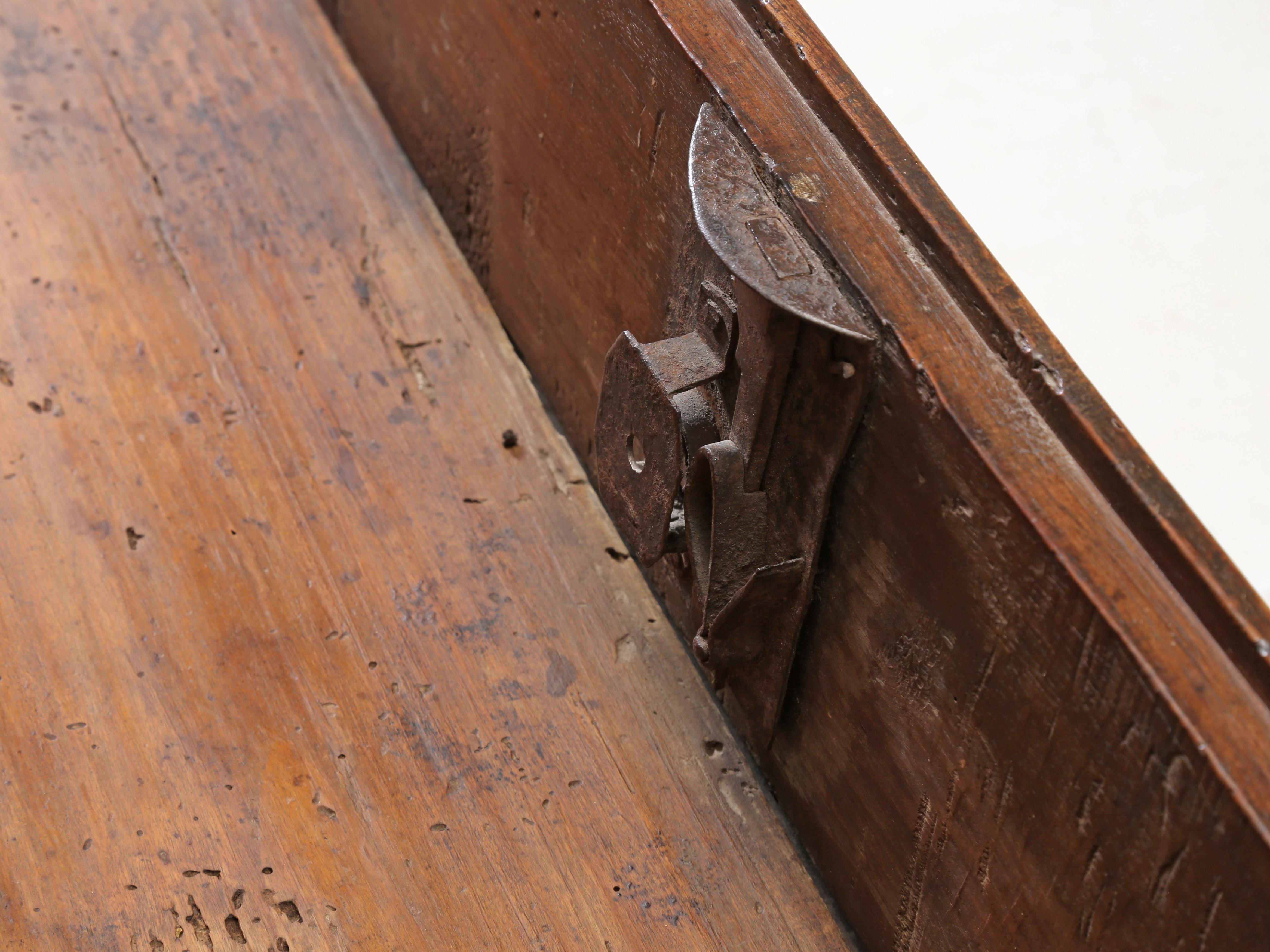 Ancienne Commode ou Pantalonnière Française en Noyer Grande Patina Non Restaurée c1700's en vente 10