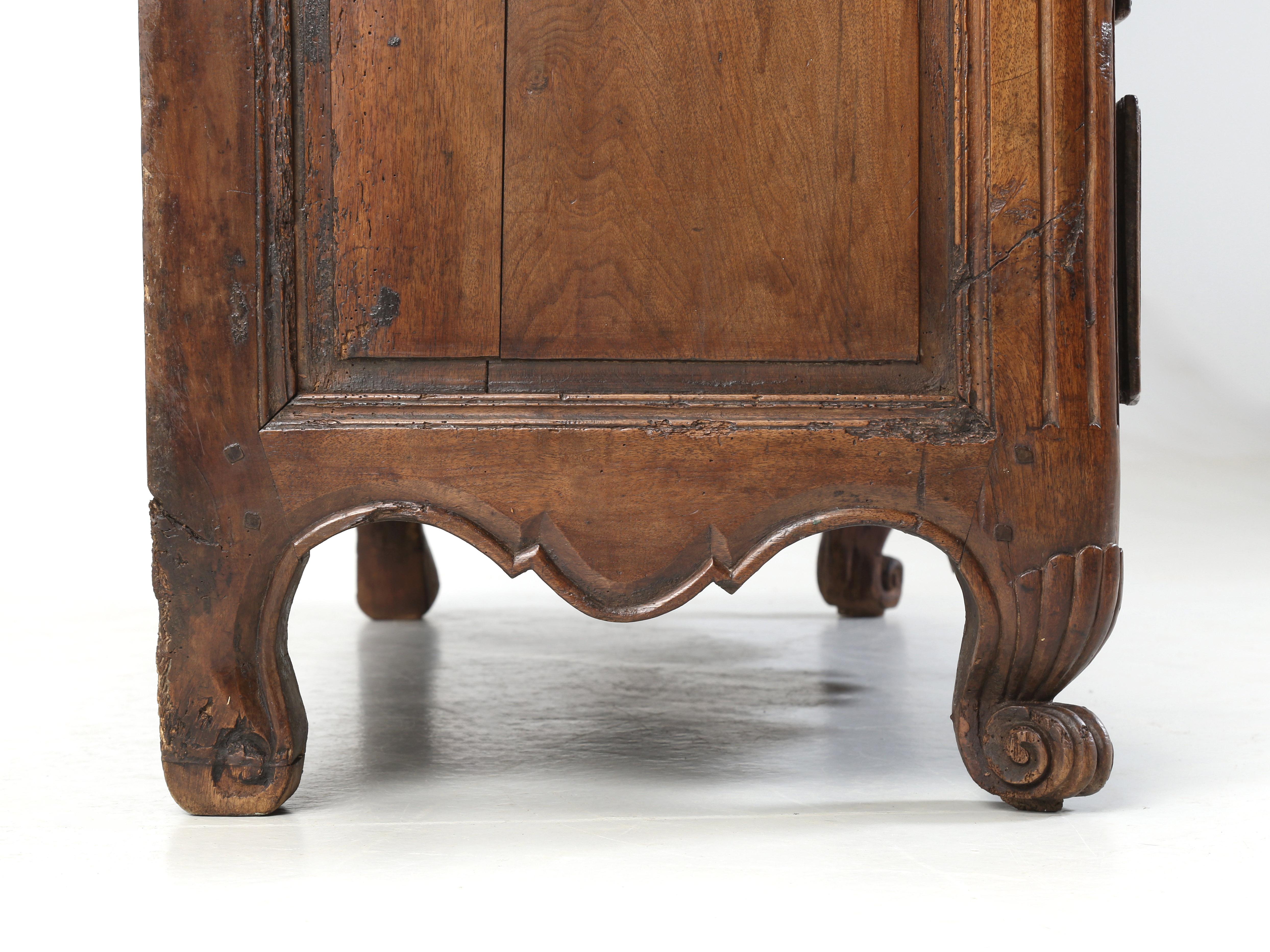 Country Ancienne Commode ou Pantalonnière Française en Noyer Grande Patina Non Restaurée c1700's en vente