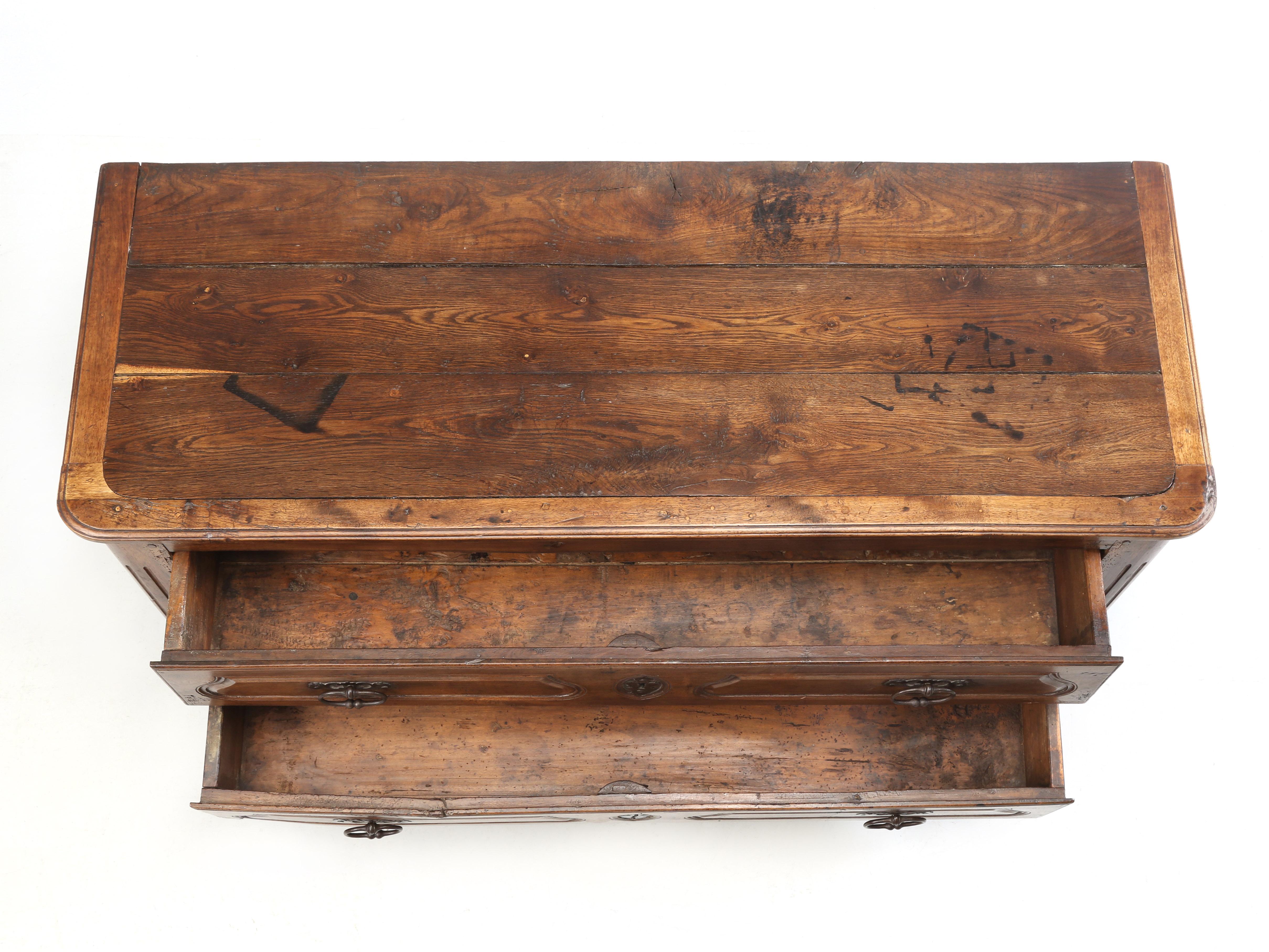 Sculpté à la main Ancienne Commode ou Pantalonnière Française en Noyer Grande Patina Non Restaurée c1700's en vente