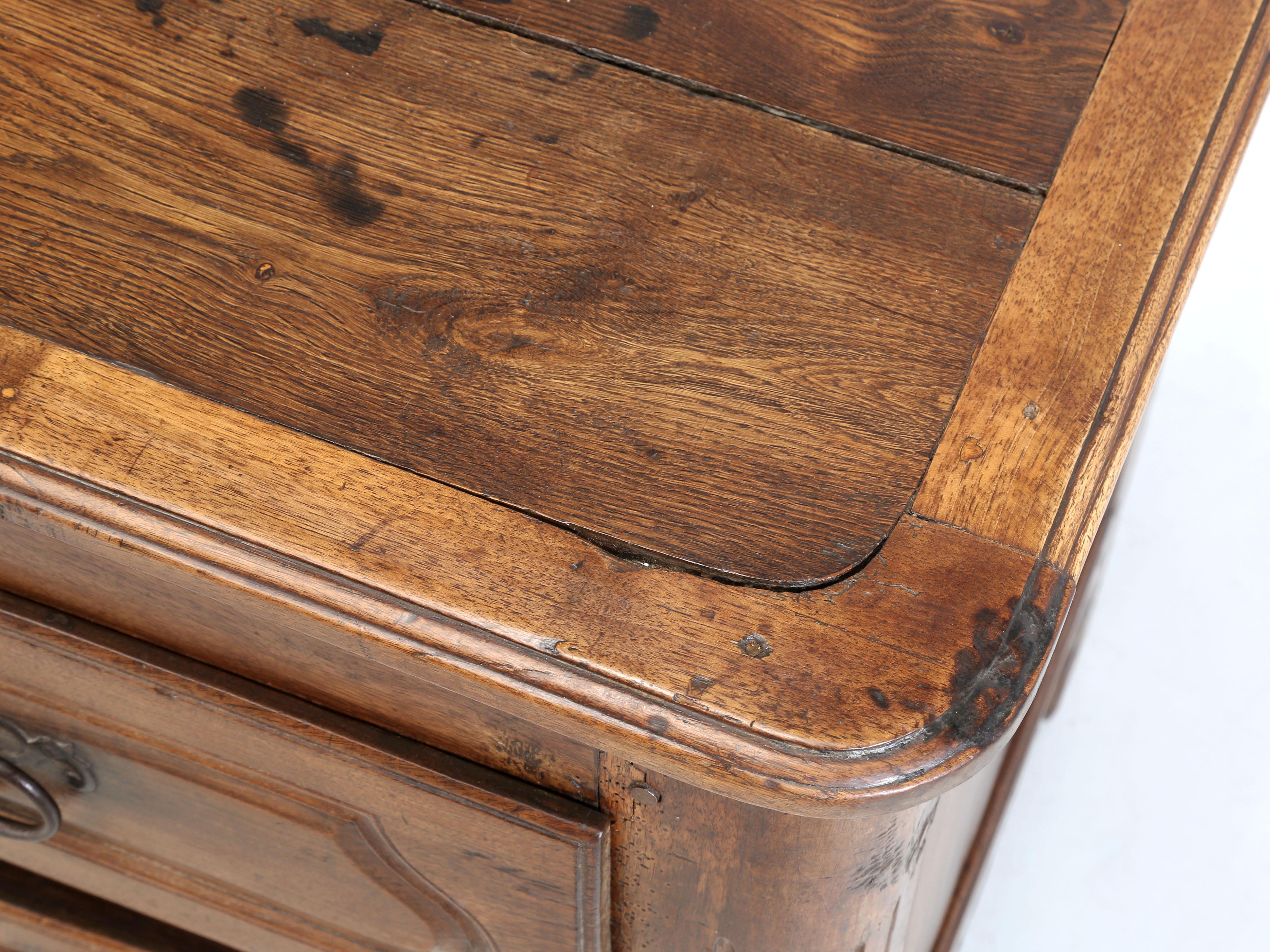 Ancienne Commode ou Pantalonnière Française en Noyer Grande Patina Non Restaurée c1700's Bon état - En vente à Chicago, IL