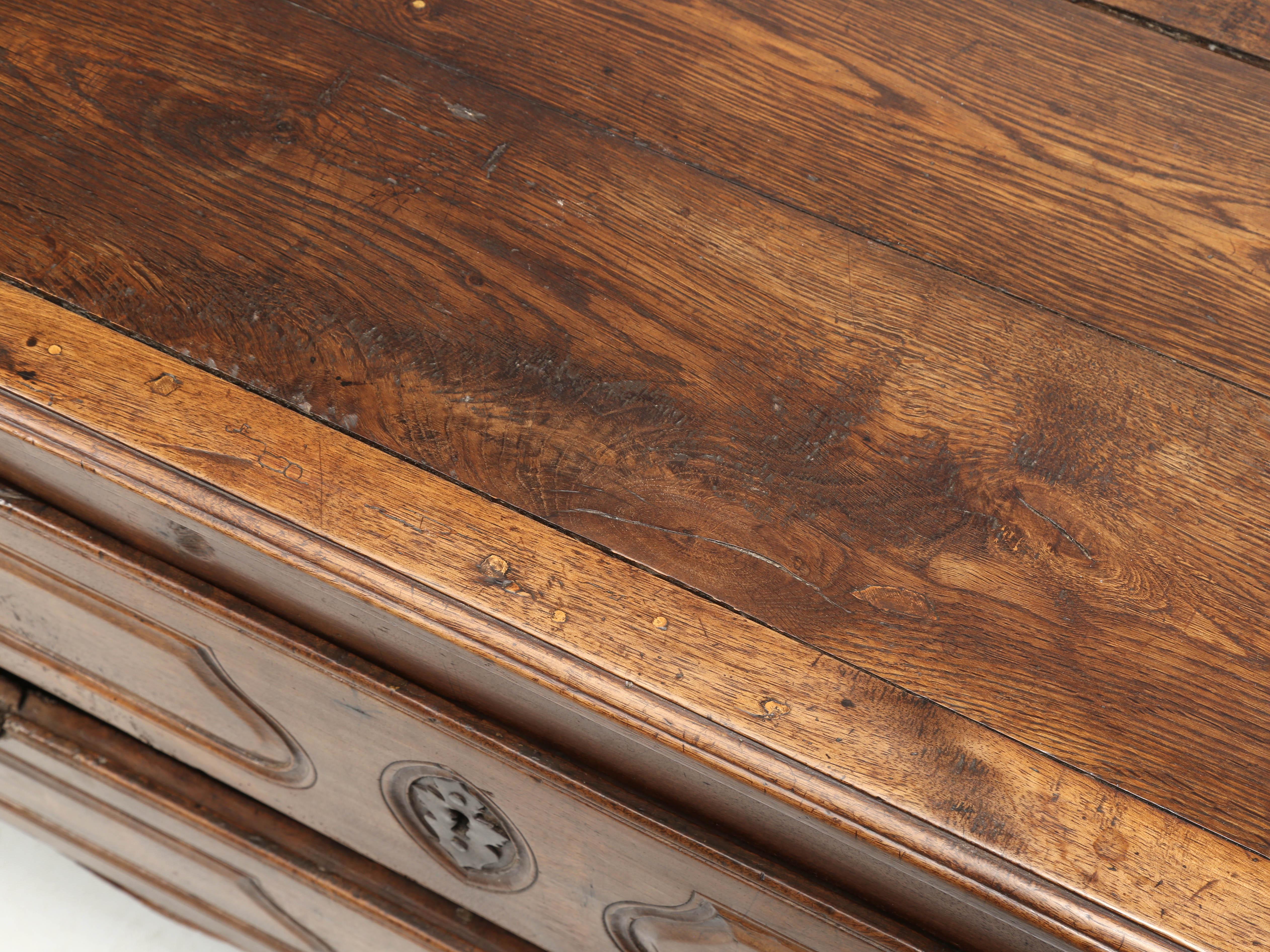 Début du XVIIIe siècle Ancienne Commode ou Pantalonnière Française en Noyer Grande Patina Non Restaurée c1700's en vente
