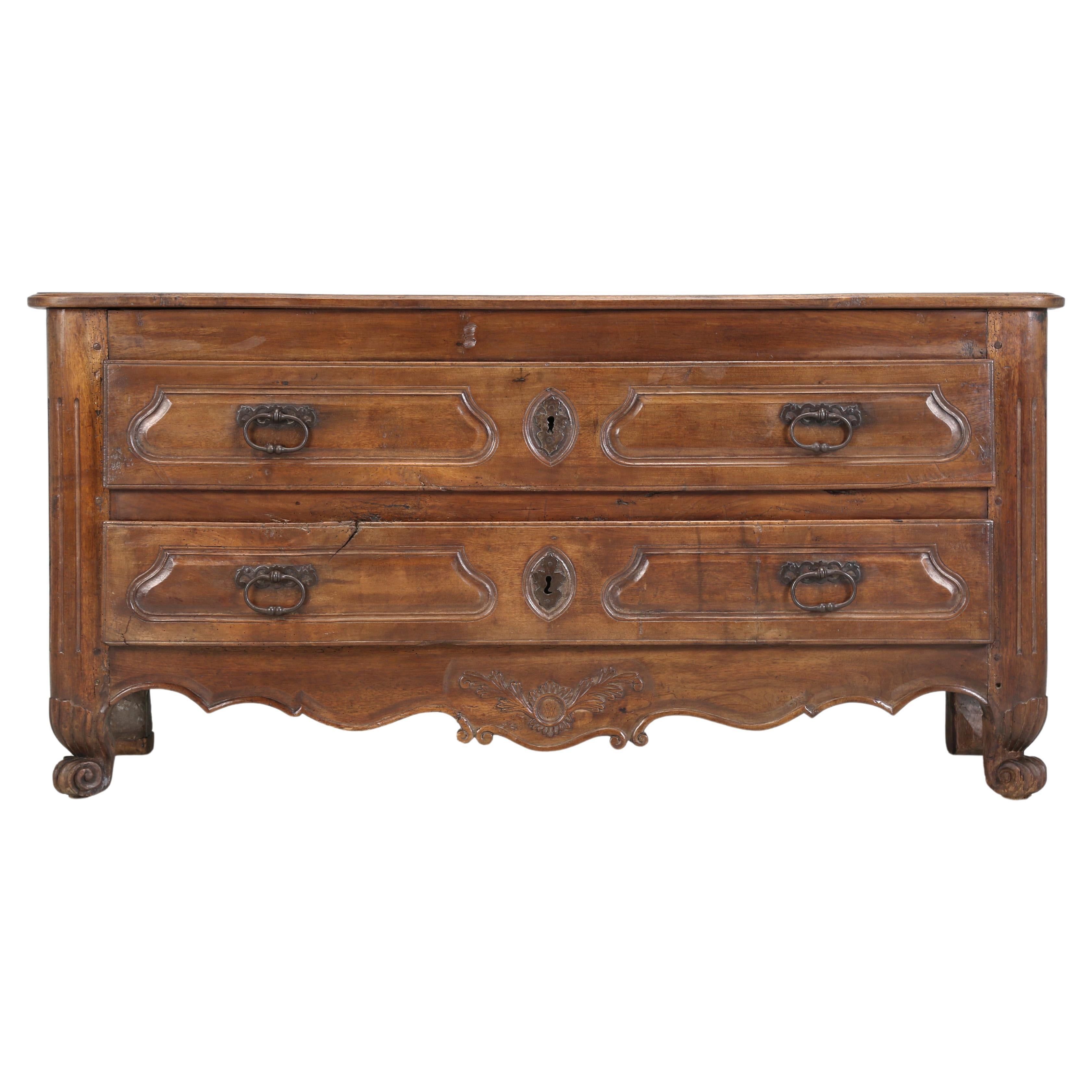 Ancienne Commode ou Pantalonnière Française en Noyer Grande Patina Non Restaurée c1700's en vente