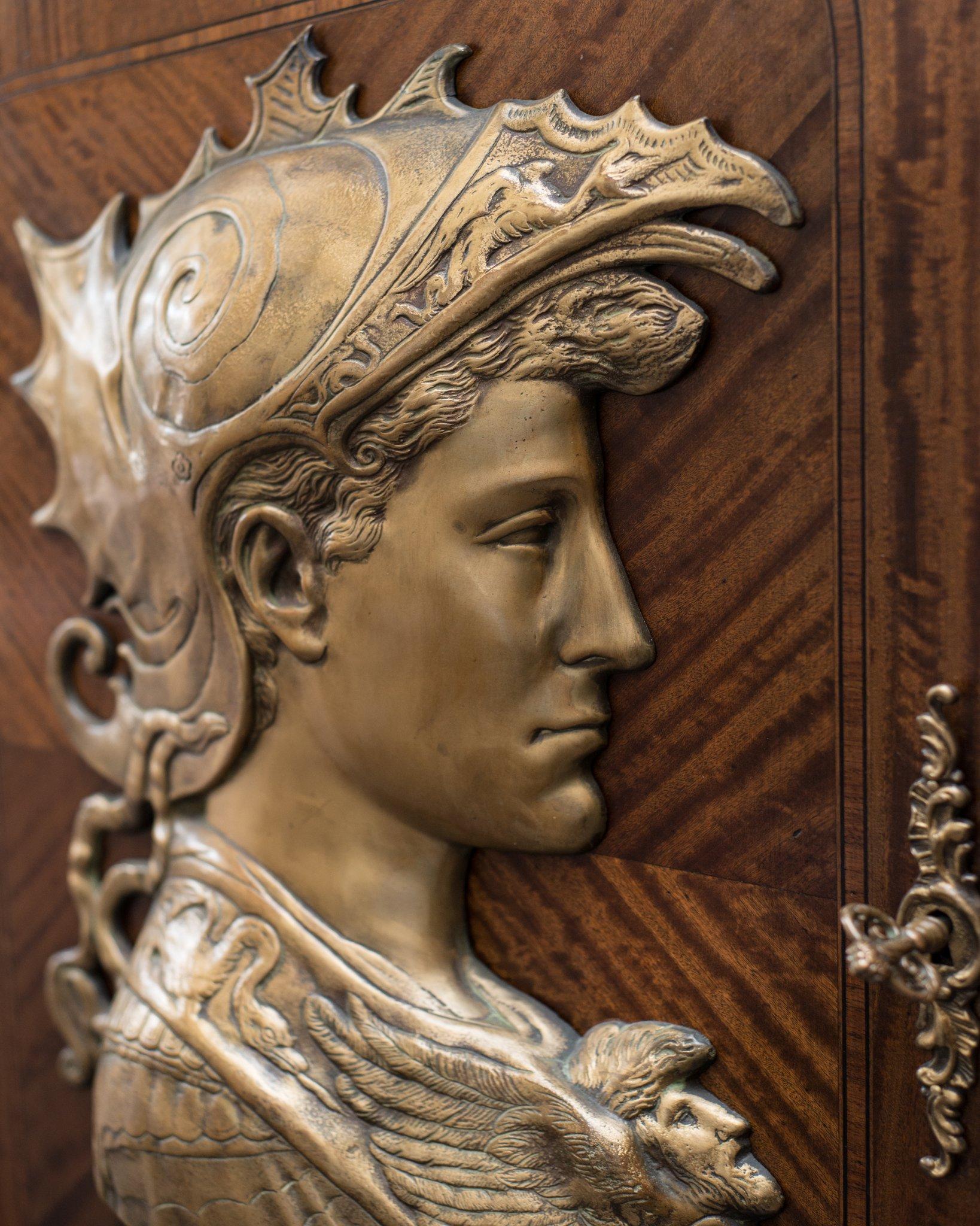 Napoleone III Antique French Commode con rilievi in bronzo e piano in marmo rosso di Breccia in vendita