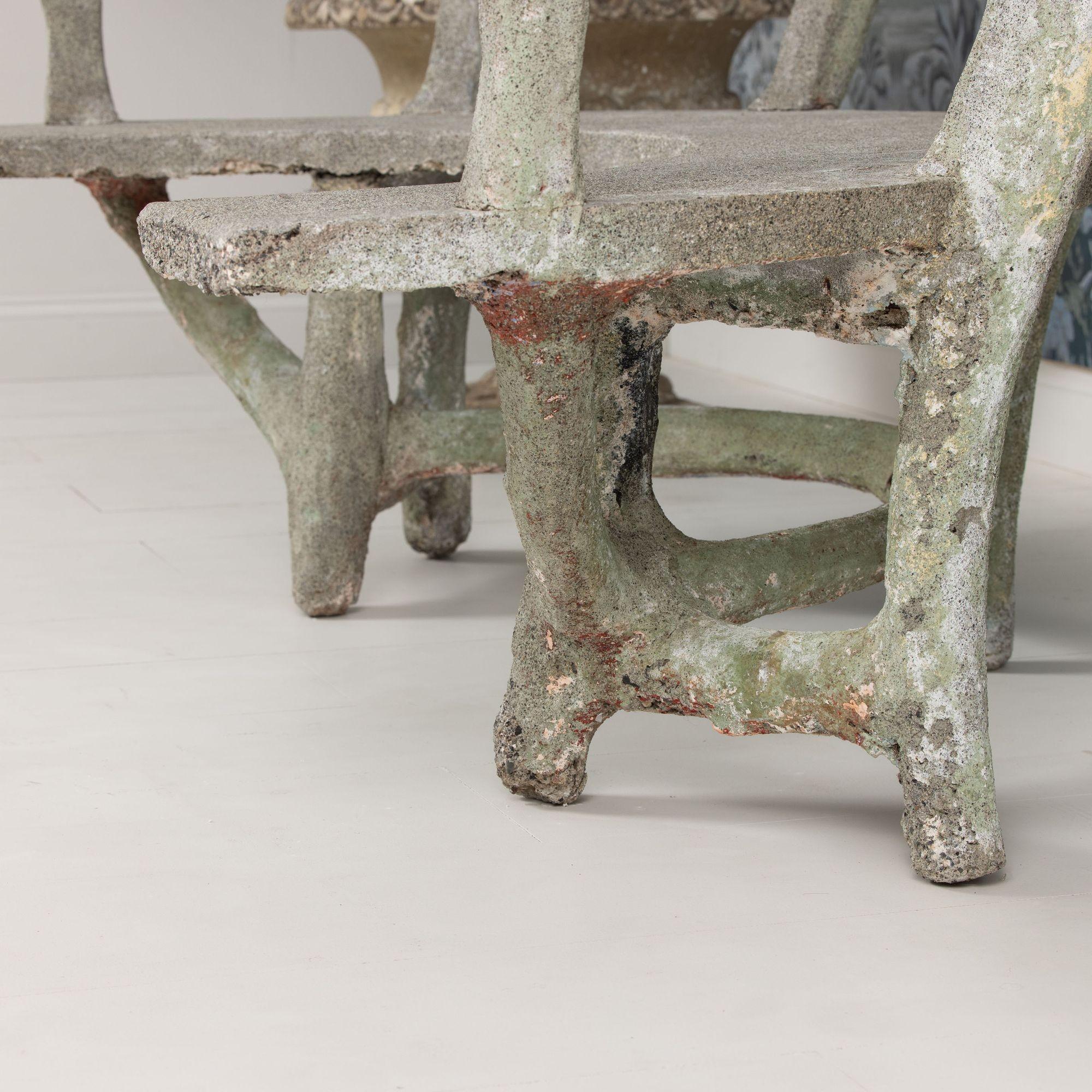 Un bonito banco de jardín de hormigón con un refinado aspecto de imitación de madera. Elegante forma demi lune, encontrada en la región francesa de Provenza, que aún conserva restos de hermosa pintura verde en las patas. Alrededor de 1900.  Faux