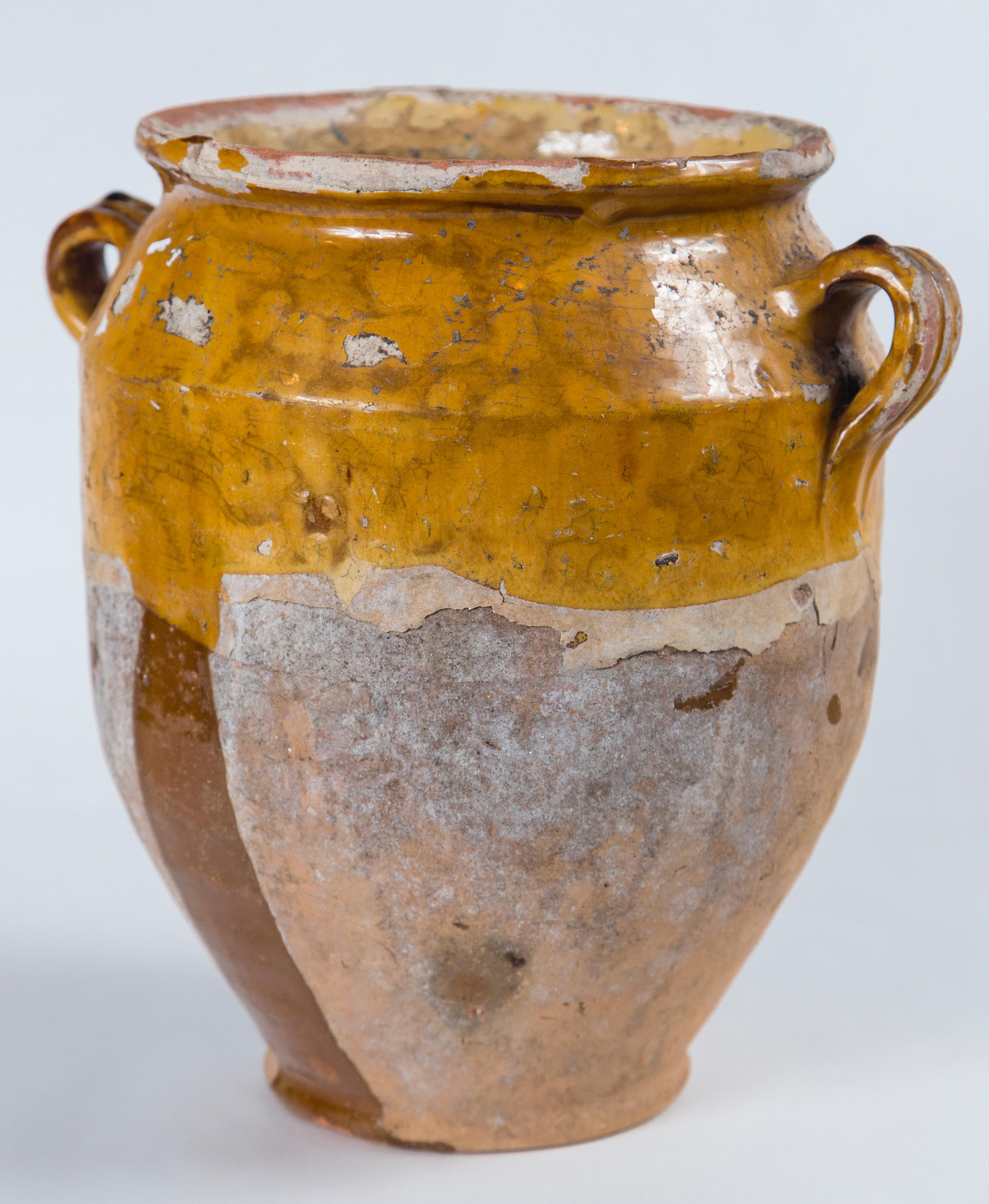 Ancien pot à confiture français, vers 1900. Terre cuite vieillie avec glaçure jaune. Les confituriers étaient utilisés pour la conservation des aliments. La moitié inférieure n'a pas été émaillée pour permettre au pot de rester frais lorsqu'il est à