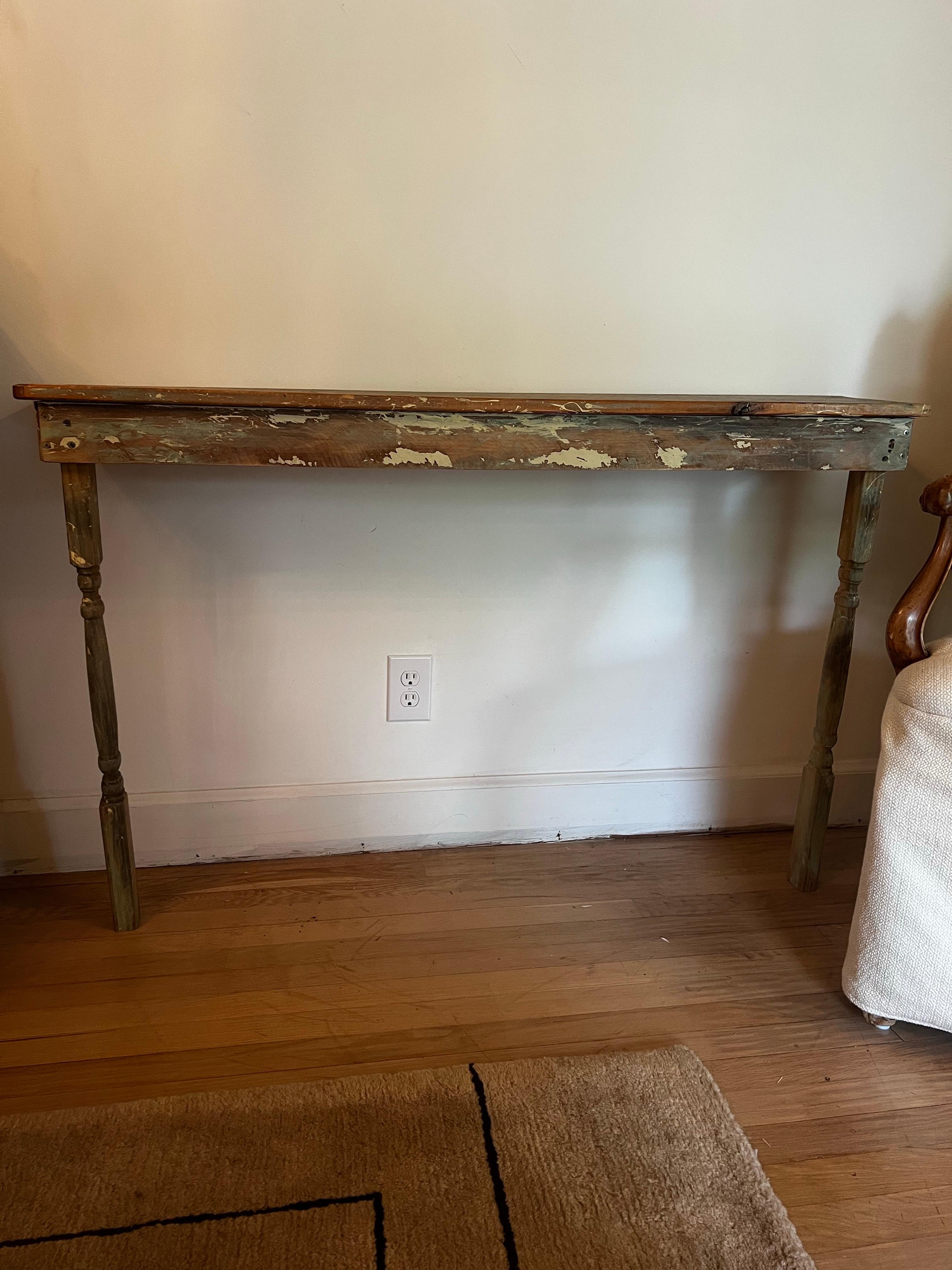 Faceva parte di un portapiatti che è stato venduto.  Console rimanente.
Si fissa alla parete con delle viti e ha due gambe anteriori.  
Misure 50 x 32 x 12

Vecchia vernice verde scheggiata.   Consegna sulla costa orientale a pagamento.