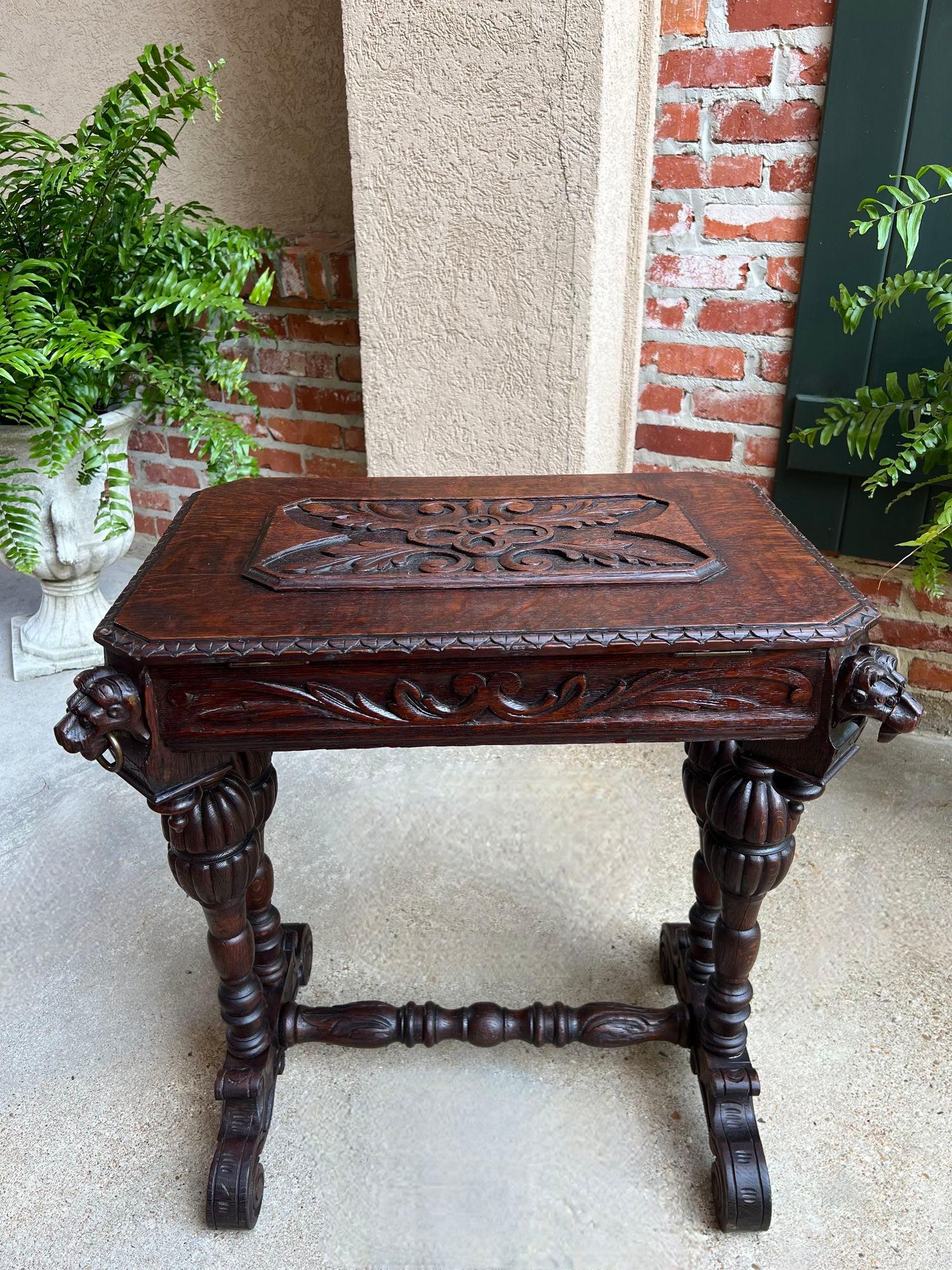 Ancienne table d'appoint française Renaissance PETITE en chêne sculpté gothique c1880 en vente 2