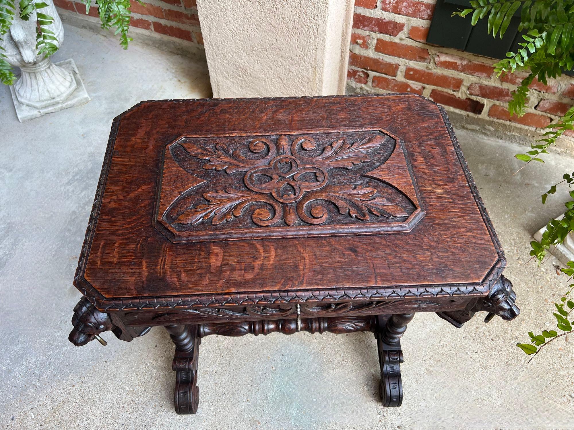 Ancienne table d'appoint française Renaissance PETITE en chêne sculpté gothique c1880 en vente 3