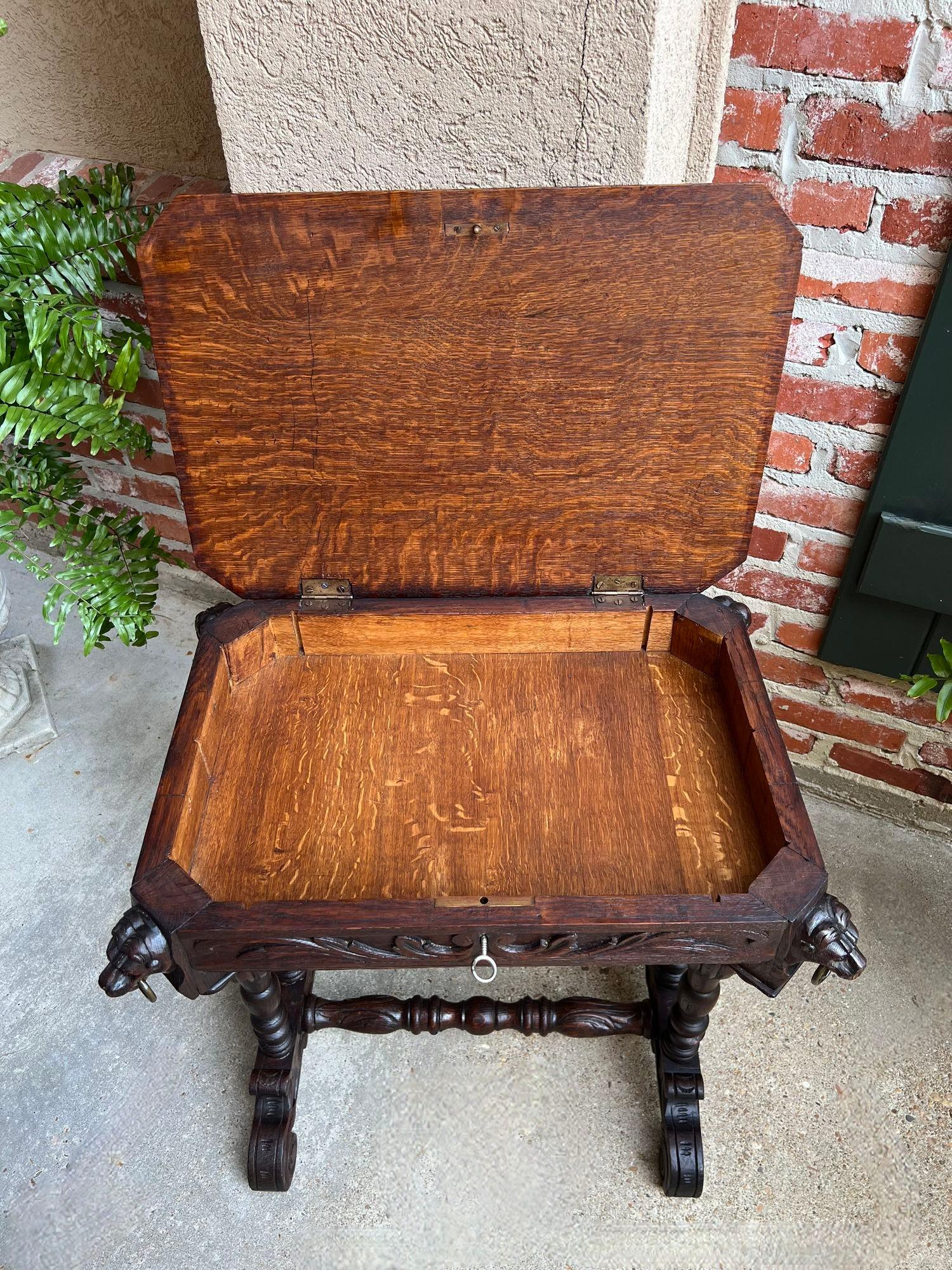 Ancienne table d'appoint française Renaissance PETITE en chêne sculpté gothique c1880 en vente 4