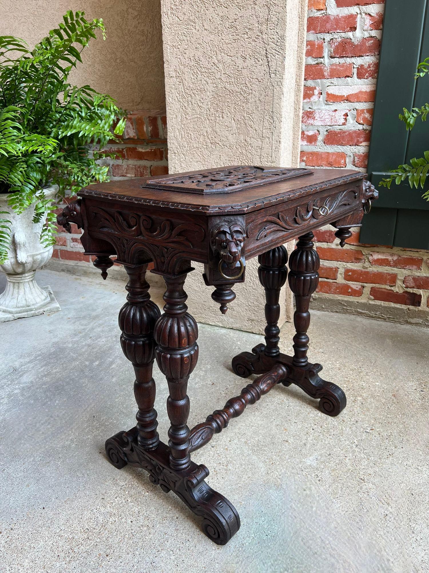 Ancienne table d'appoint française Renaissance PETITE en chêne sculpté gothique c1880 en vente 5