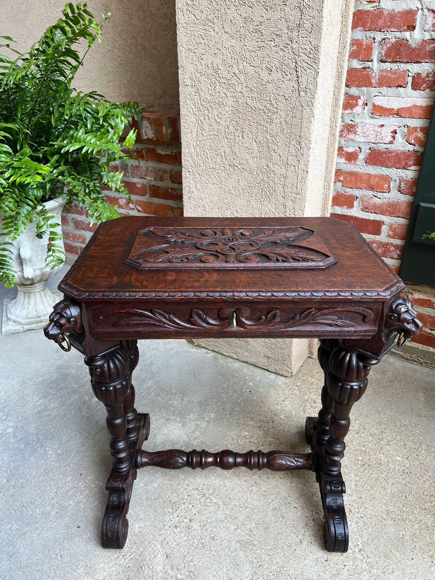 Ancienne table d'appoint française Renaissance PETITE en chêne sculpté gothique c1880 en vente 6