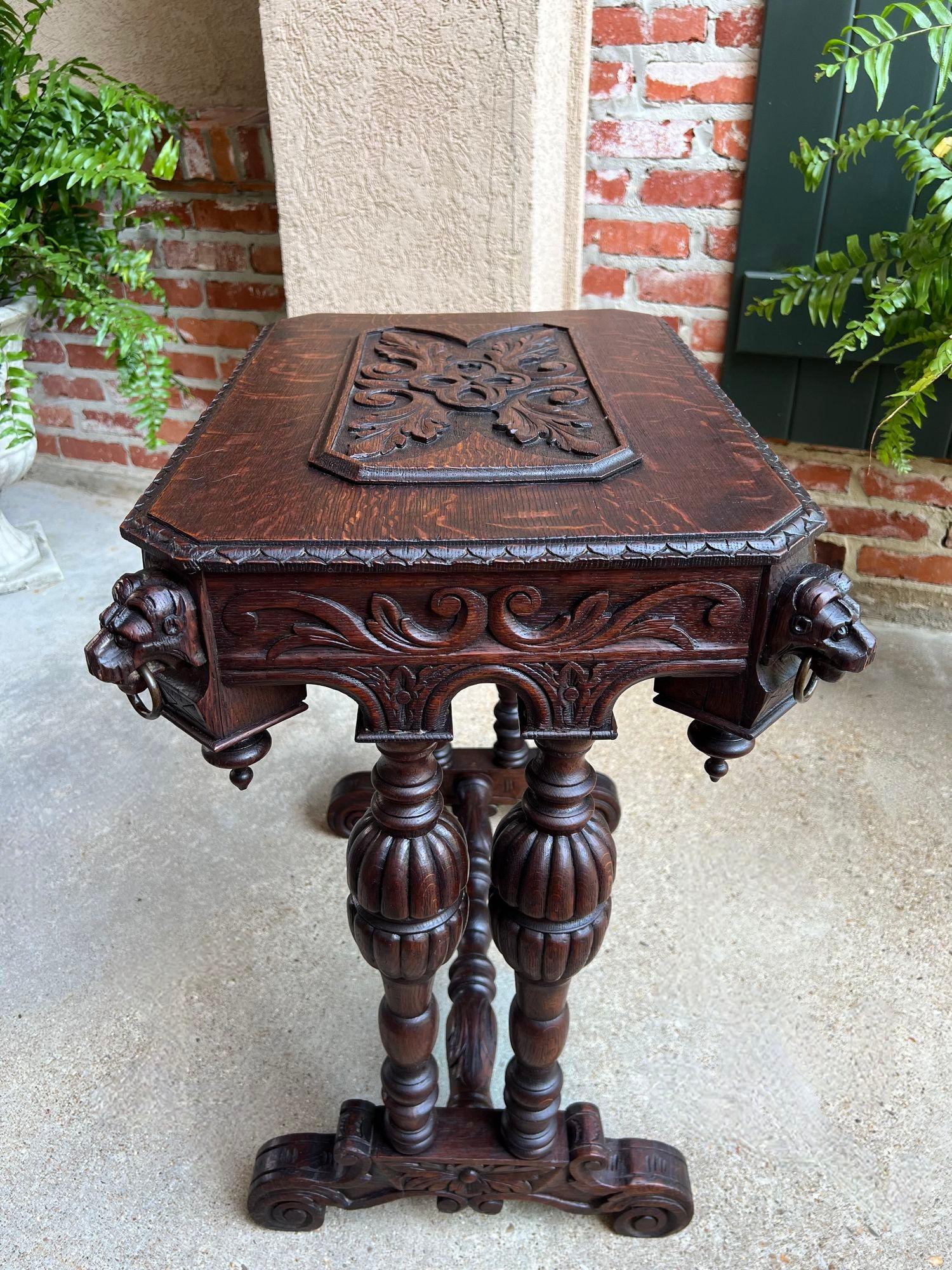 Ancienne table d'appoint française Renaissance PETITE en chêne sculpté gothique c1880 en vente 7