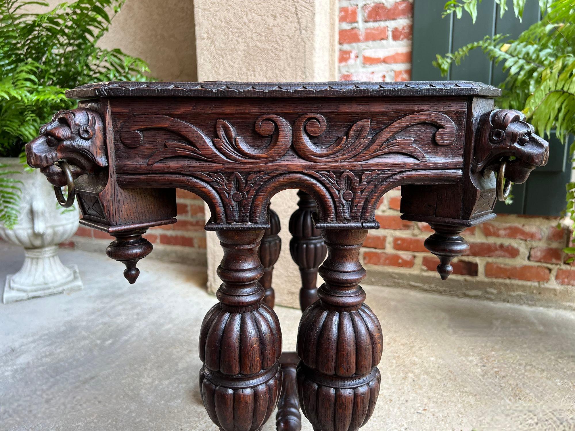 Ancienne table d'appoint française Renaissance PETITE en chêne sculpté gothique c1880 en vente 9