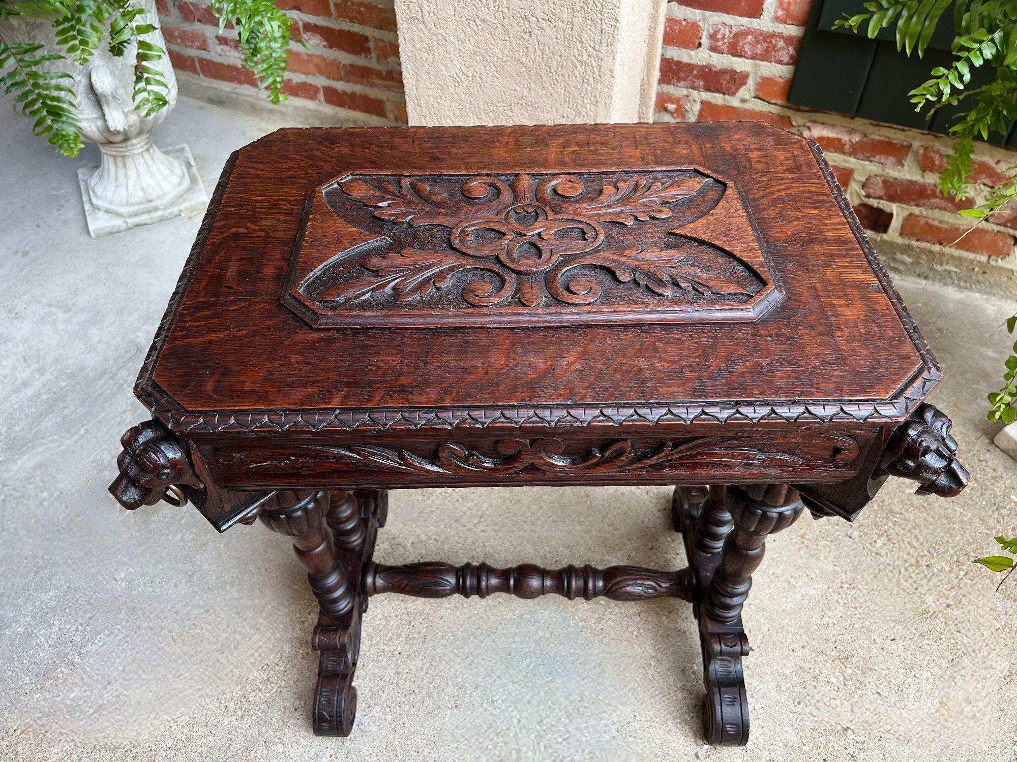 Ancienne table d'appoint française Renaissance PETITE en chêne sculpté gothique c1880 en vente 11
