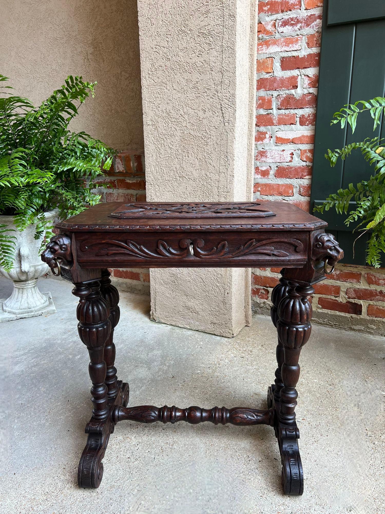 Ancienne console française Renaissance PETITE Table d'appoint gothique en chêne sculpté c1880.

En provenance directe de France, une très élégante et toute petite console ou table d'appoint ancienne française sculptée !
Une sculpture incroyablement