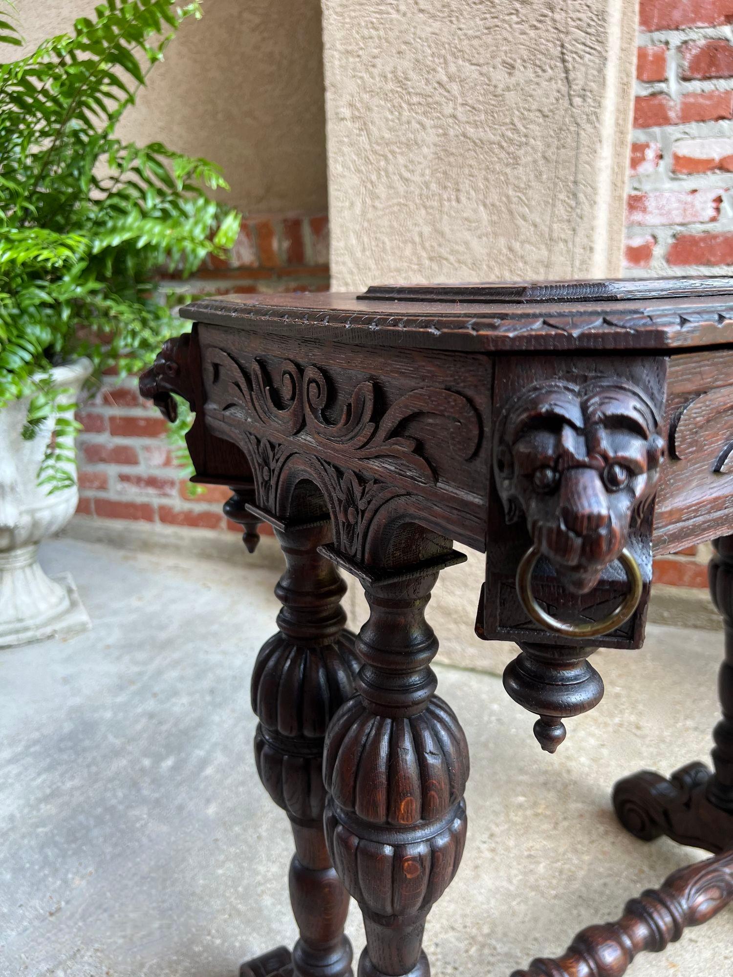 Ancienne table d'appoint française Renaissance PETITE en chêne sculpté gothique c1880 en vente 12