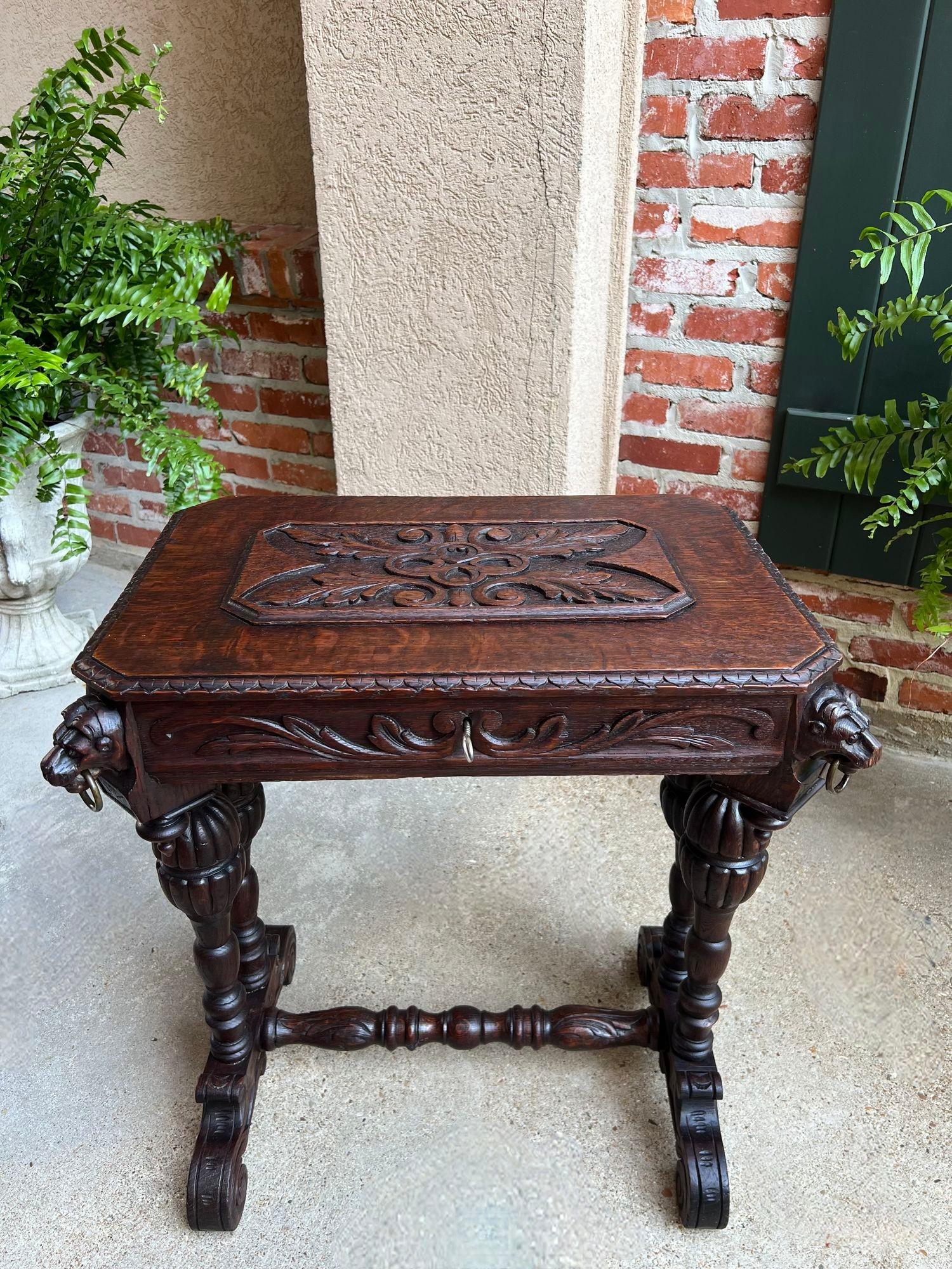 Néo-Renaissance Ancienne table d'appoint française Renaissance PETITE en chêne sculpté gothique c1880 en vente