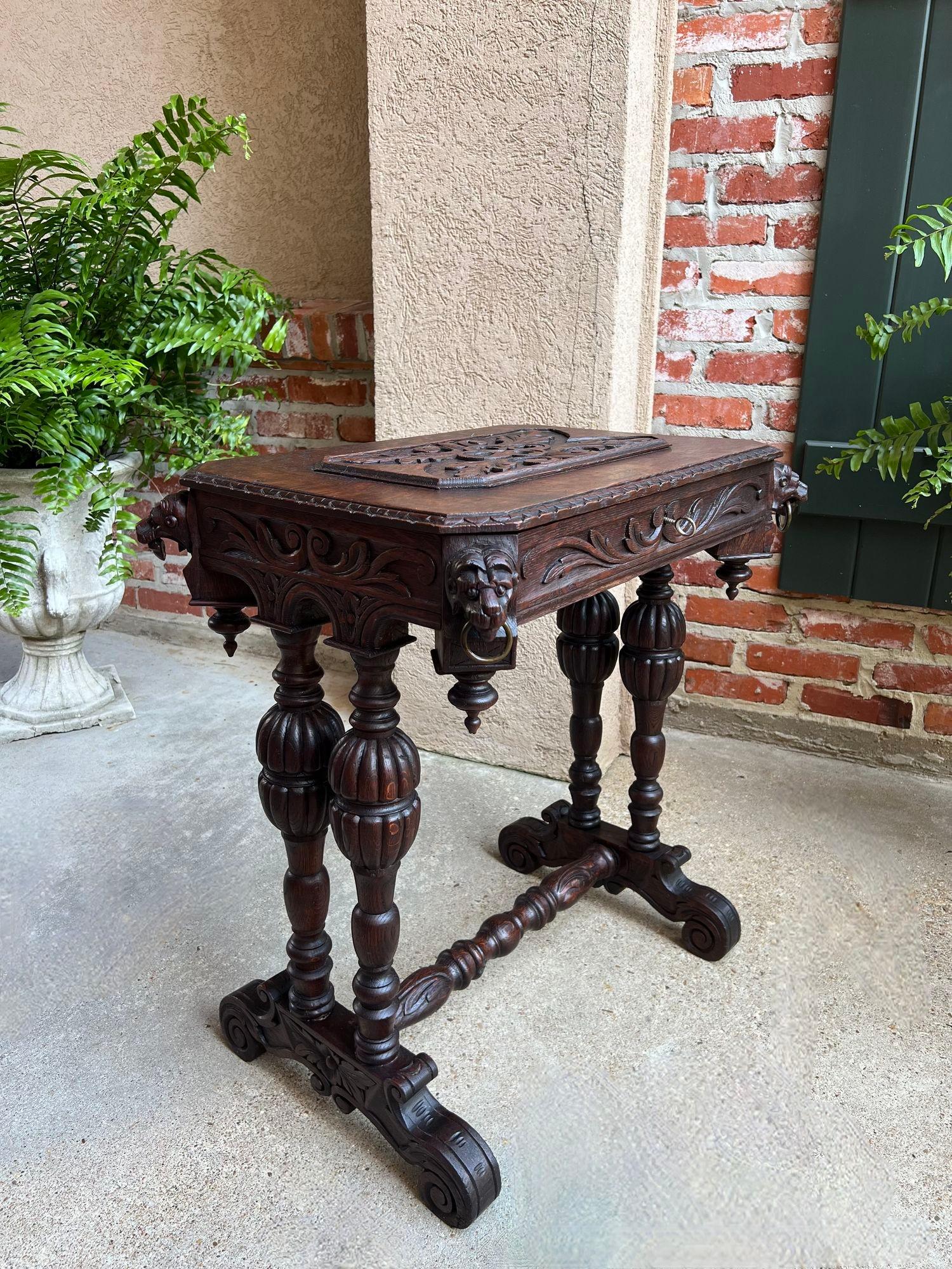 Français Ancienne table d'appoint française Renaissance PETITE en chêne sculpté gothique c1880 en vente