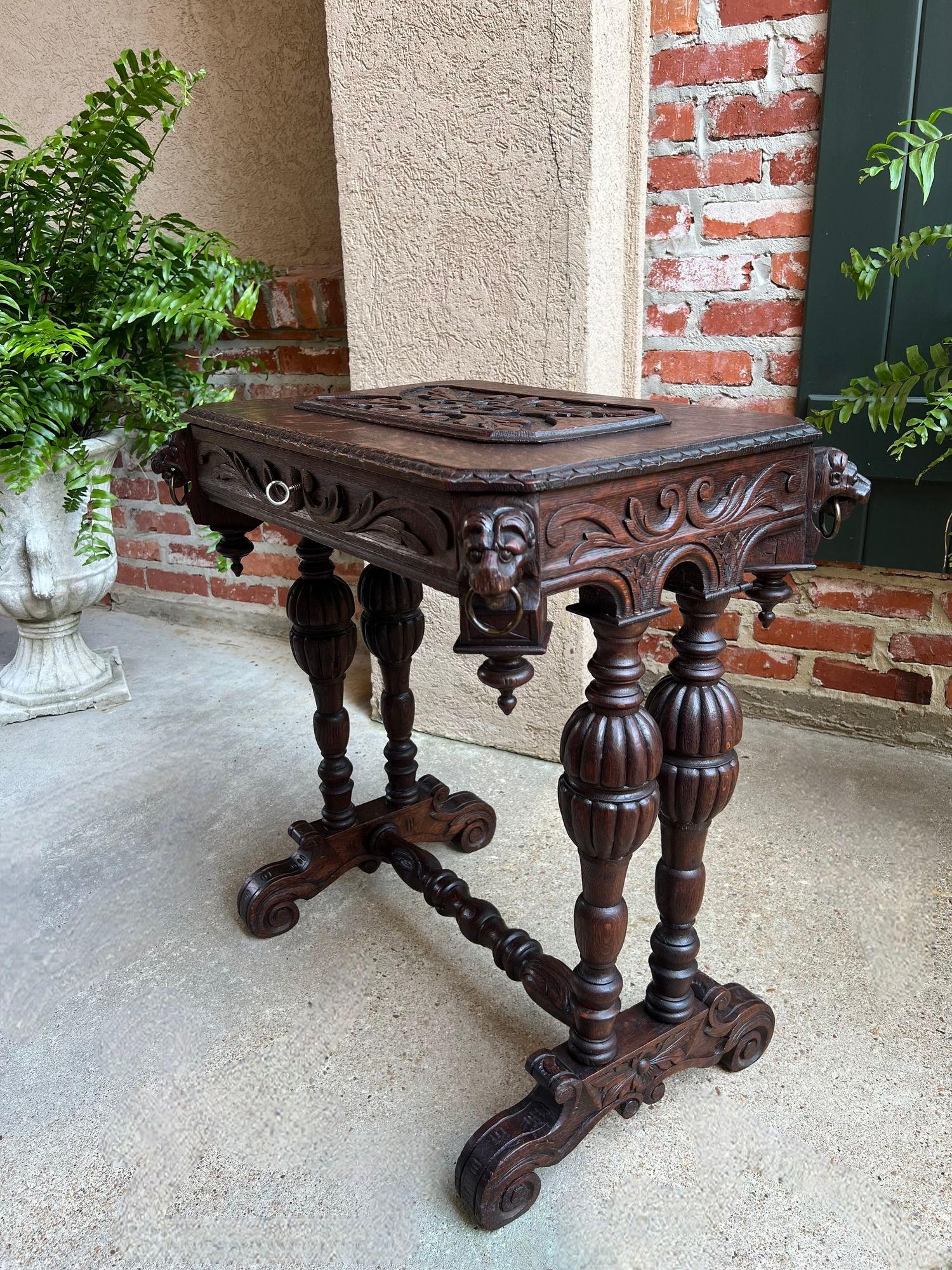 Sculpté à la main Ancienne table d'appoint française Renaissance PETITE en chêne sculpté gothique c1880 en vente