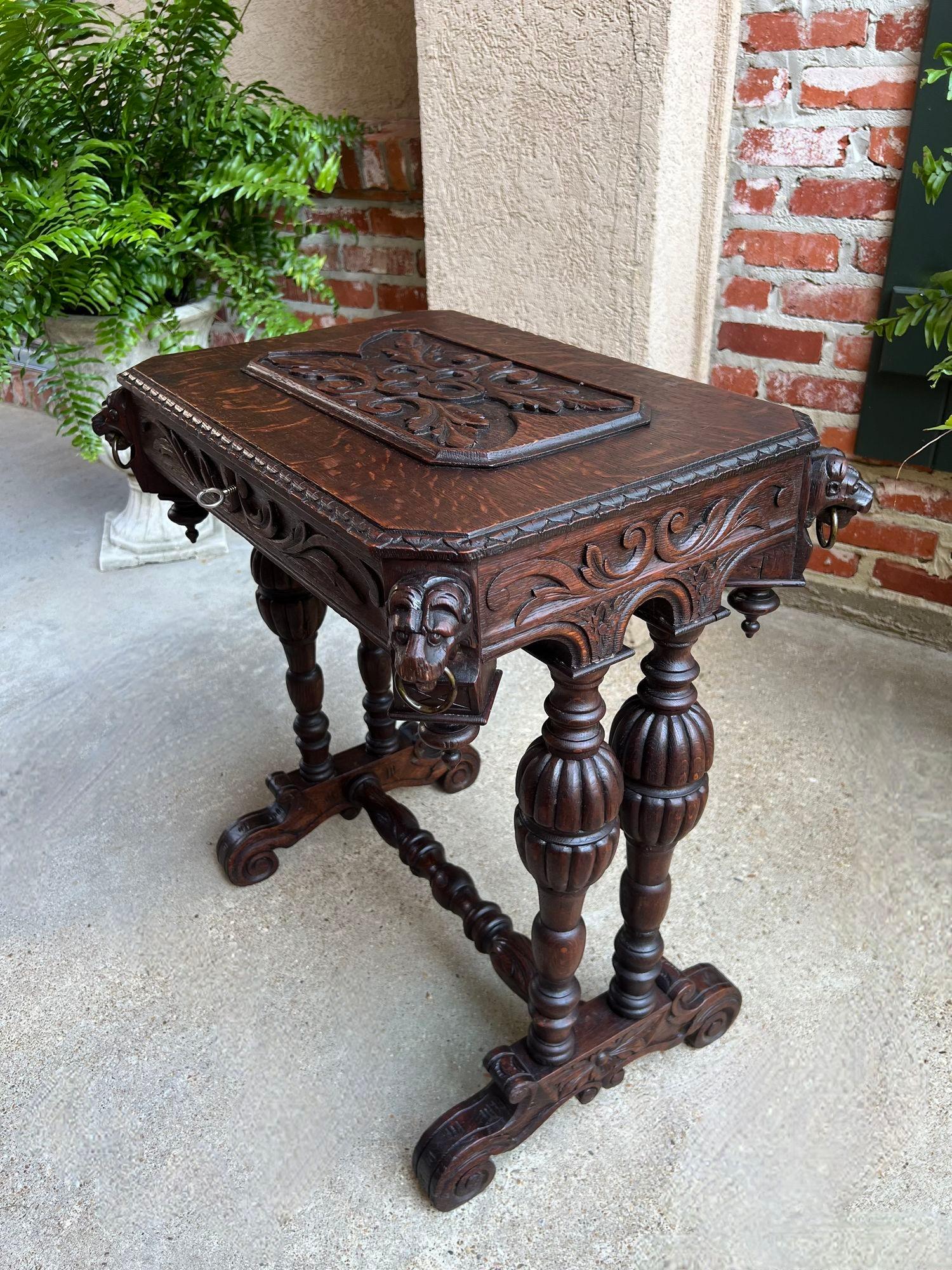 Ancienne table d'appoint française Renaissance PETITE en chêne sculpté gothique c1880 Bon état - En vente à Shreveport, LA