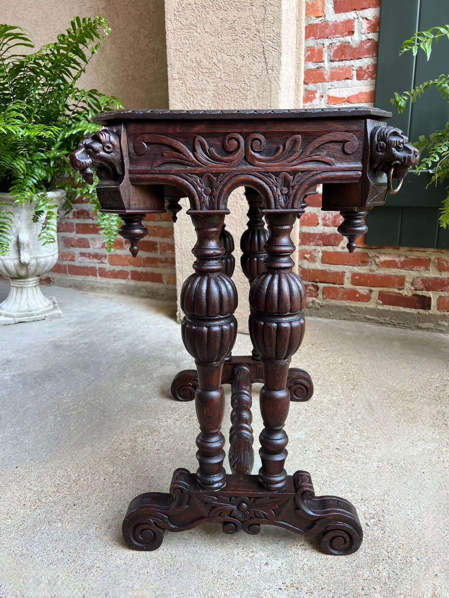 XIXe siècle Ancienne table d'appoint française Renaissance PETITE en chêne sculpté gothique c1880 en vente
