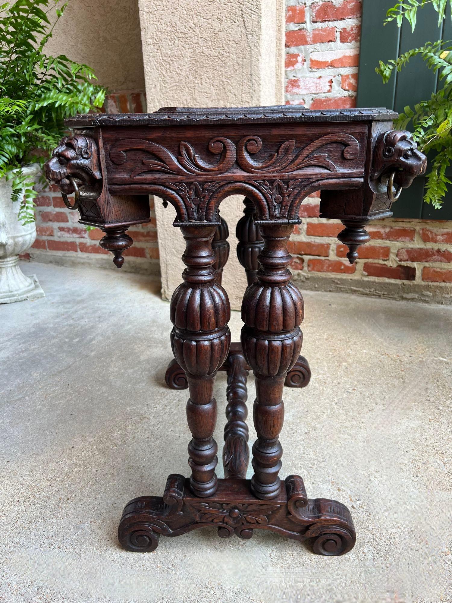 Chêne Ancienne table d'appoint française Renaissance PETITE en chêne sculpté gothique c1880 en vente