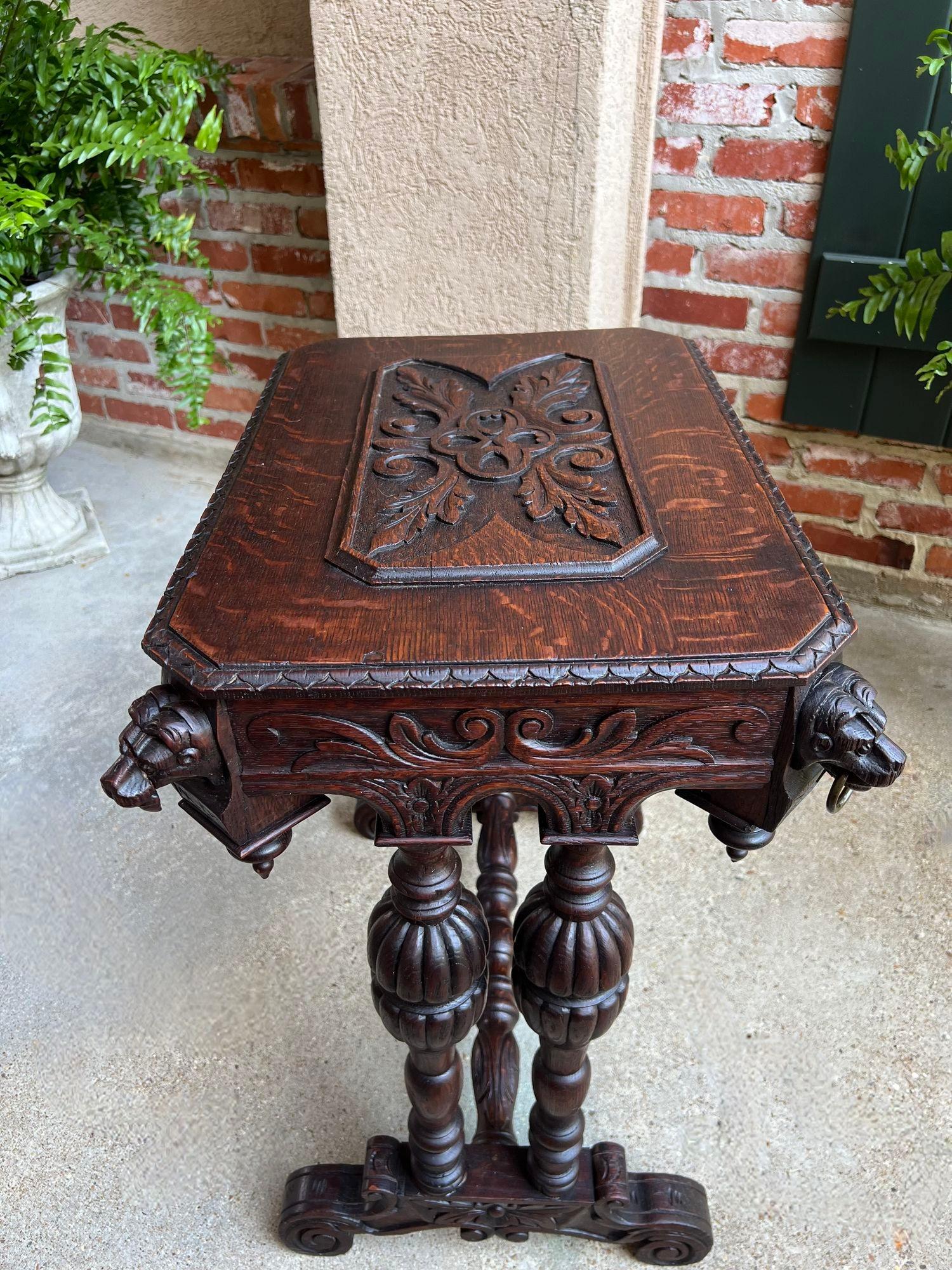 Ancienne table d'appoint française Renaissance PETITE en chêne sculpté gothique c1880 en vente 1