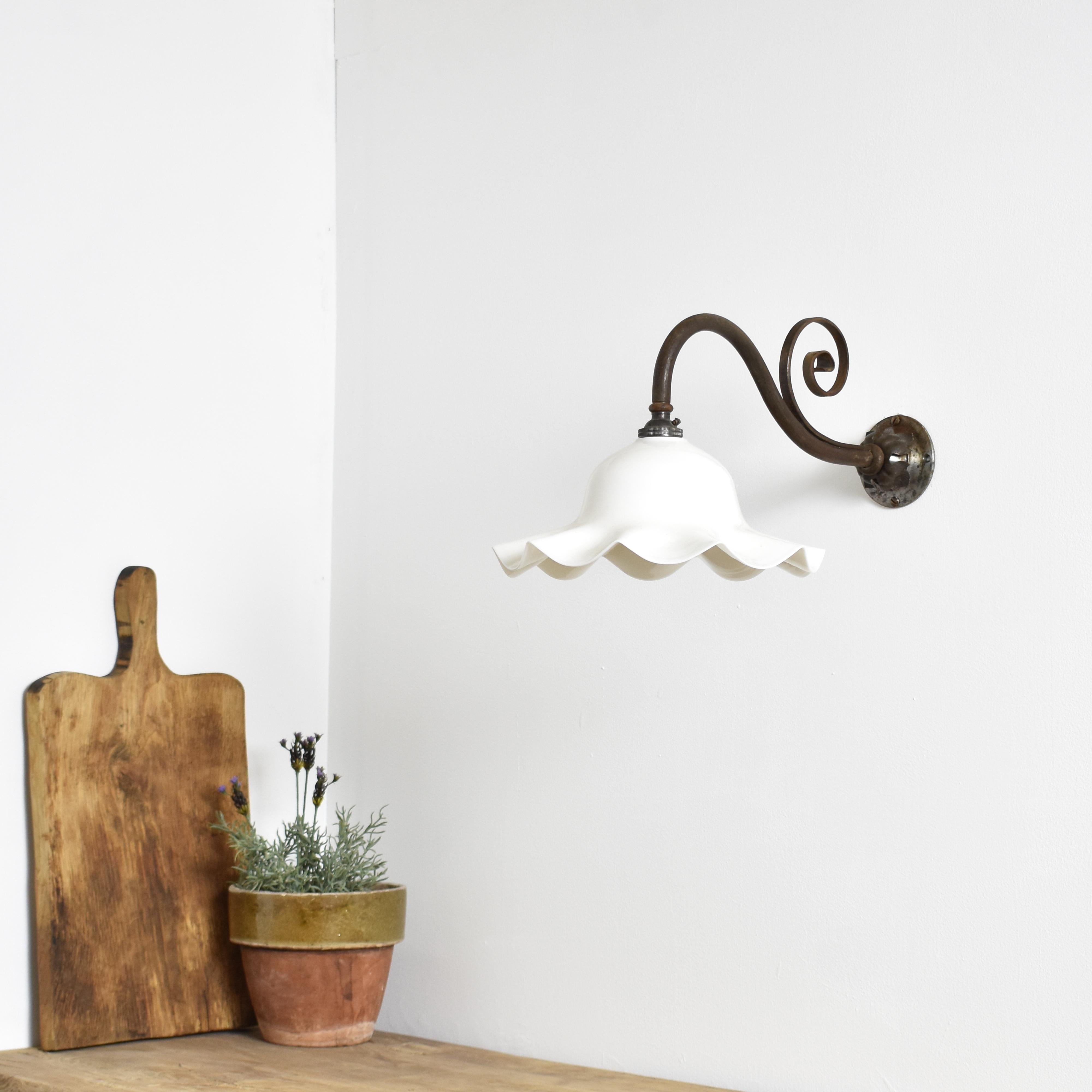 Antike französische Coolie Rüsche Milchglas Wand Task Light

Eine frühe französische Glasleuchte für Kühlschränke. Der Schirm aus Milchglas ist aus opakem Glas gefertigt und hat eine zarte Rüschenform. Die Leuchte hat ihre originale, gealterte