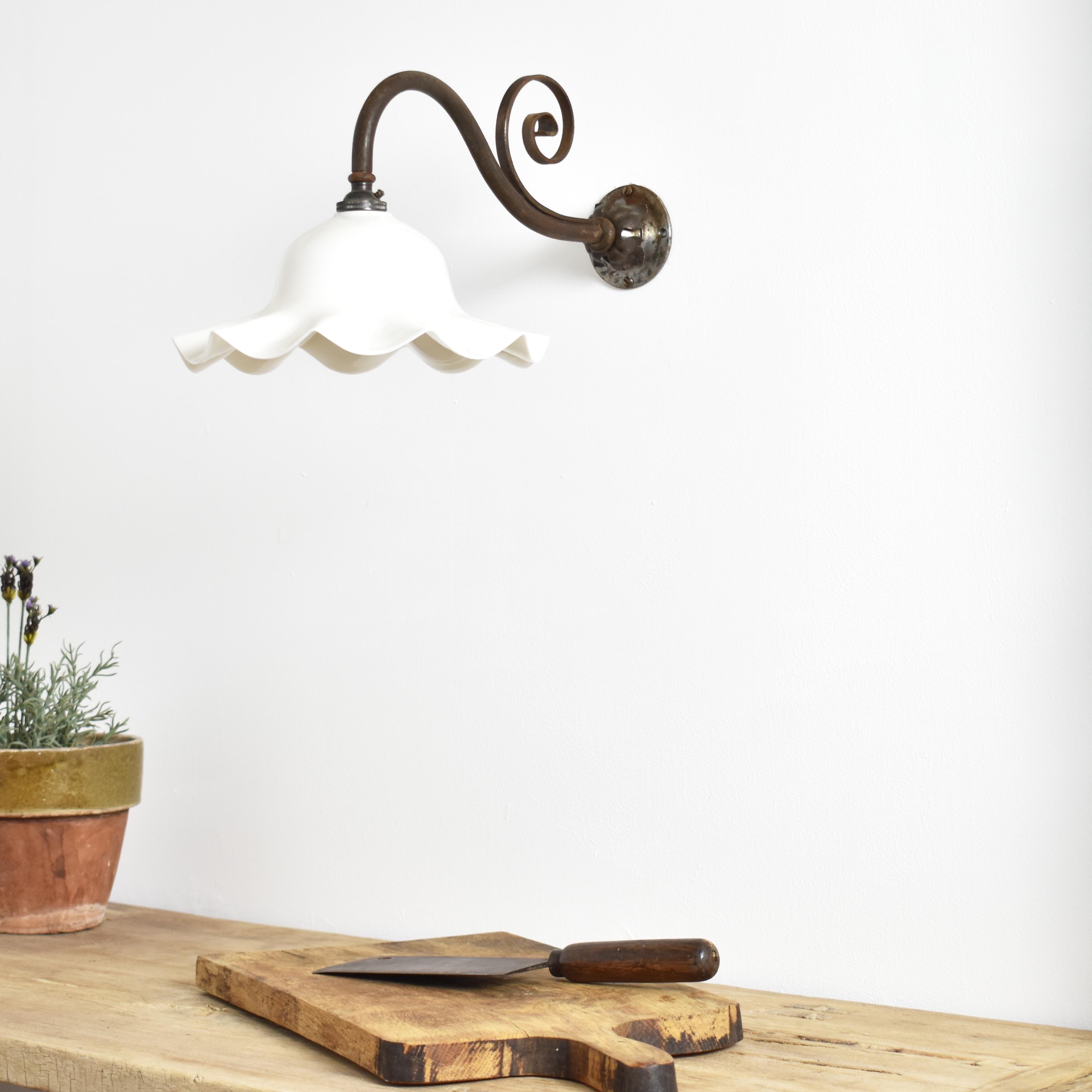 Antike französische Coolie Frill-Keramik-Wandleuchte aus Glas und Messing mit Quaste (Französische Provence) im Angebot