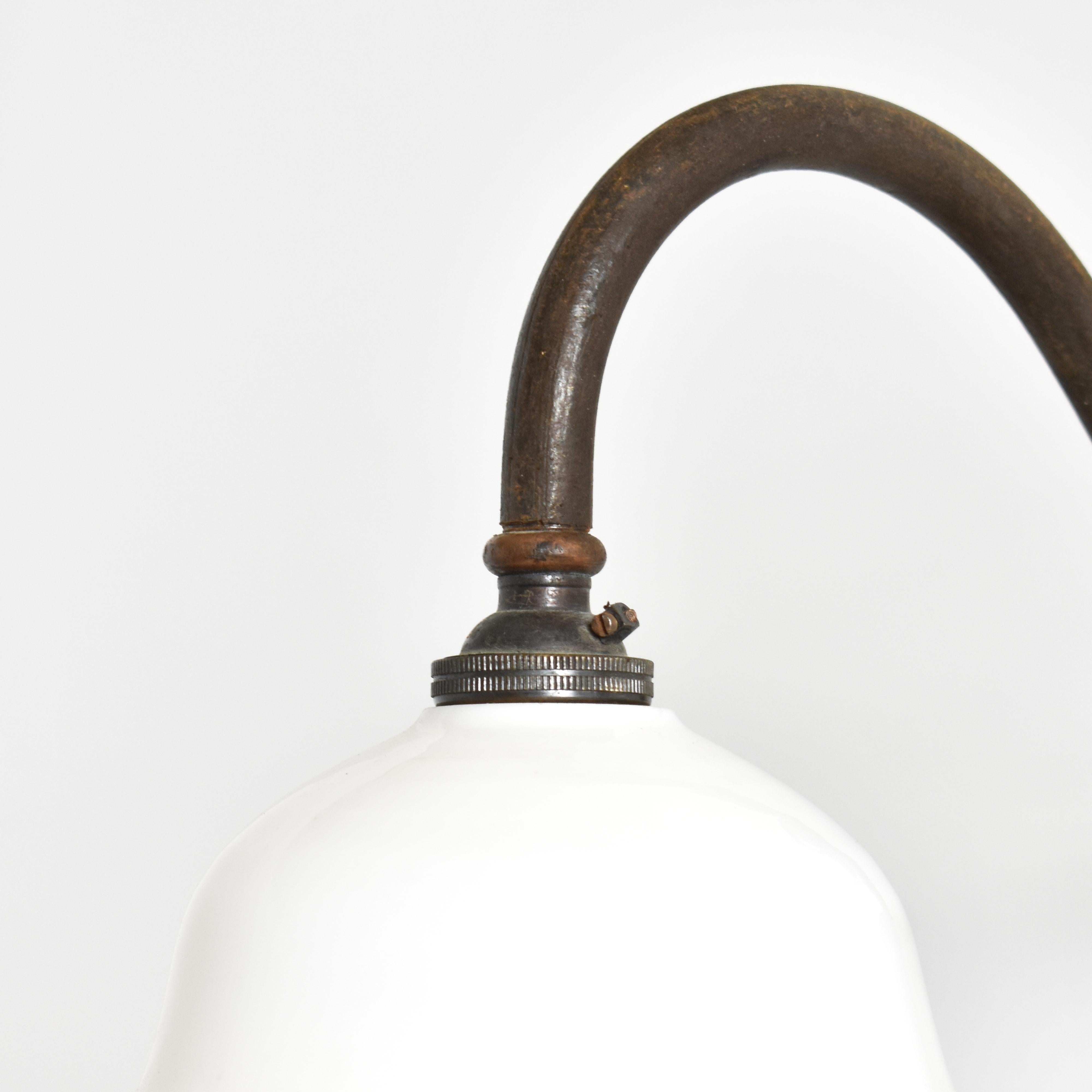 Antike französische Coolie Frill-Keramik-Wandleuchte aus Glas und Messing mit Quaste (20. Jahrhundert) im Angebot