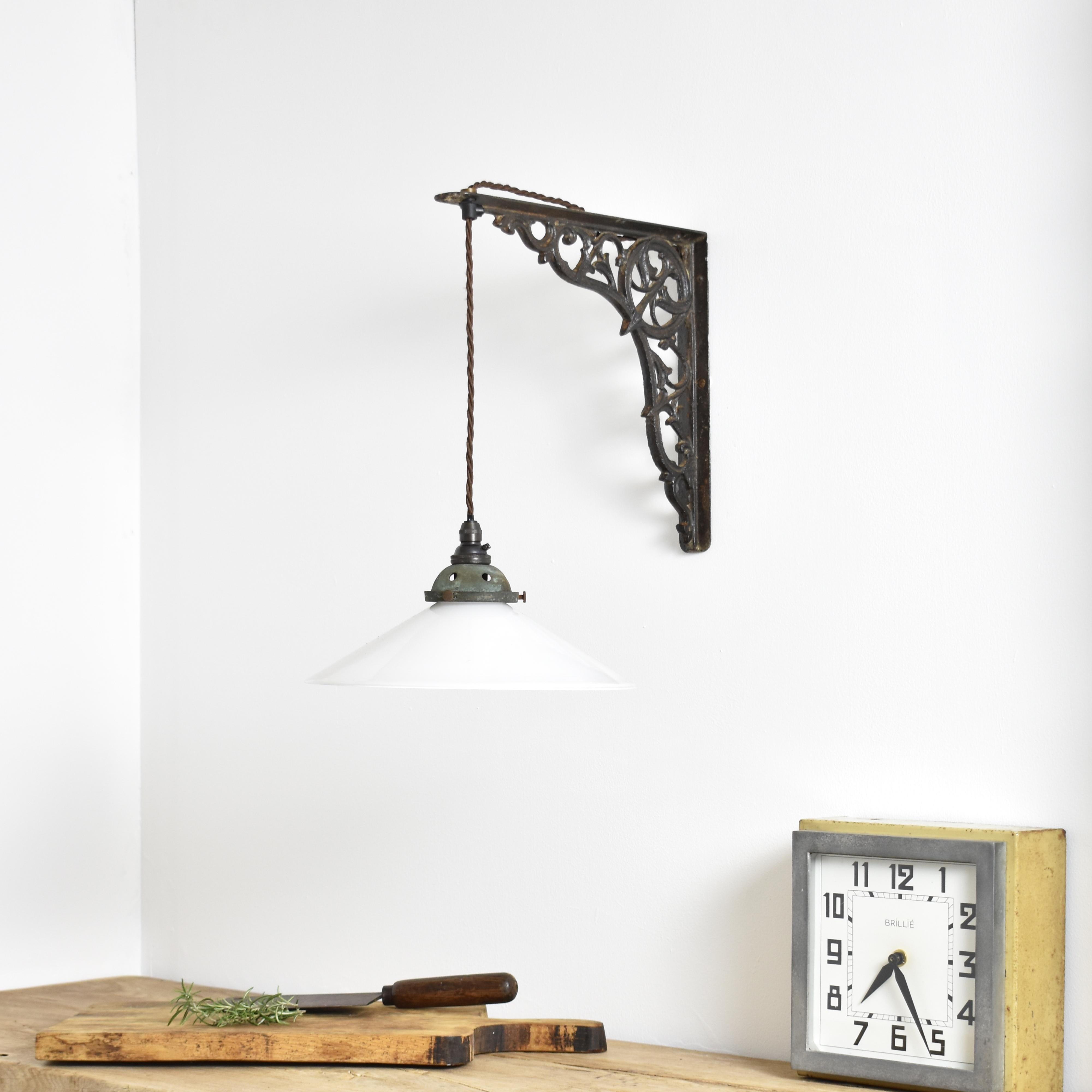 Provincial français Lampe de cuisine murale à pampilles en laiton et verre dépoli français antique en vente