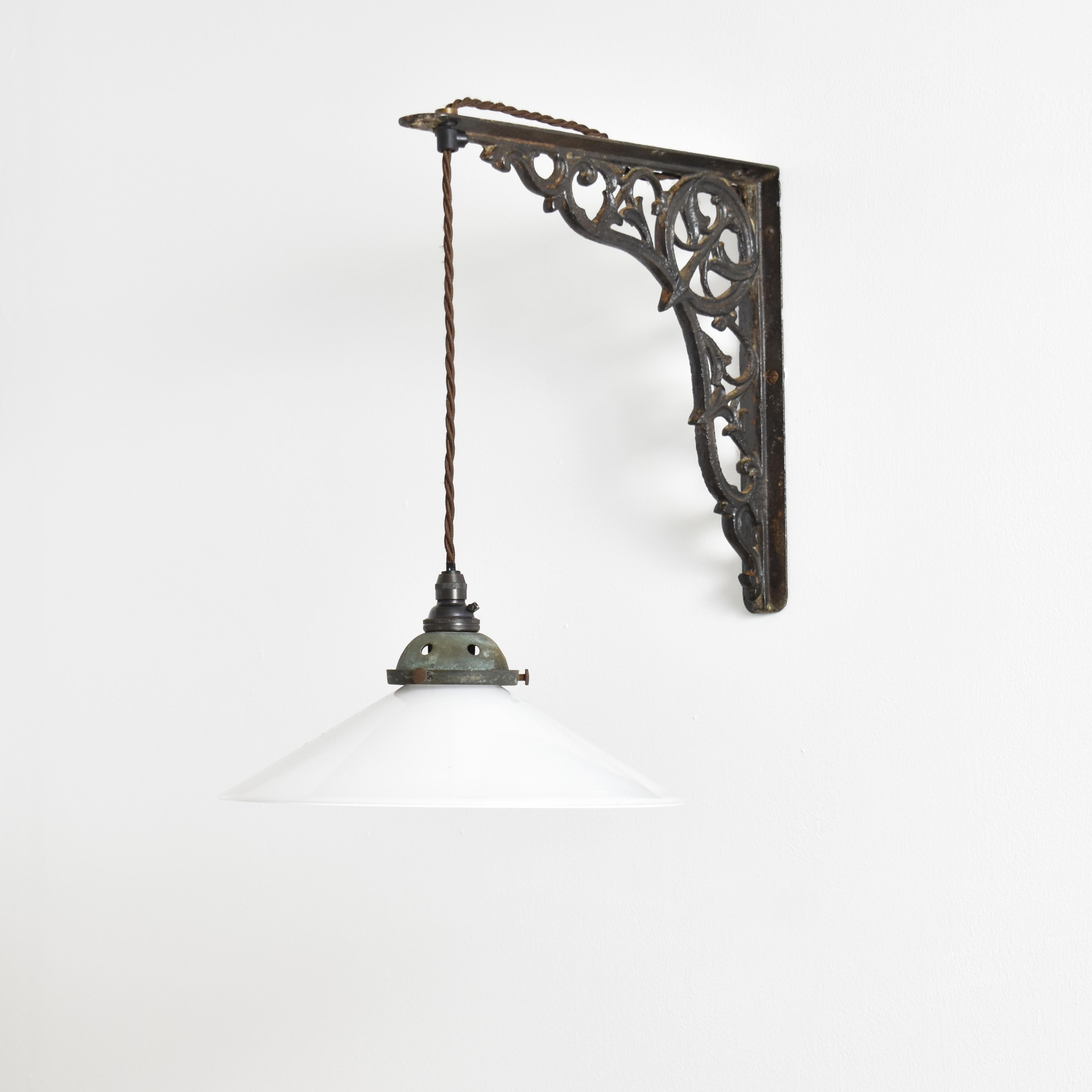 Français Lampe de cuisine murale à pampilles en laiton et verre dépoli français antique en vente