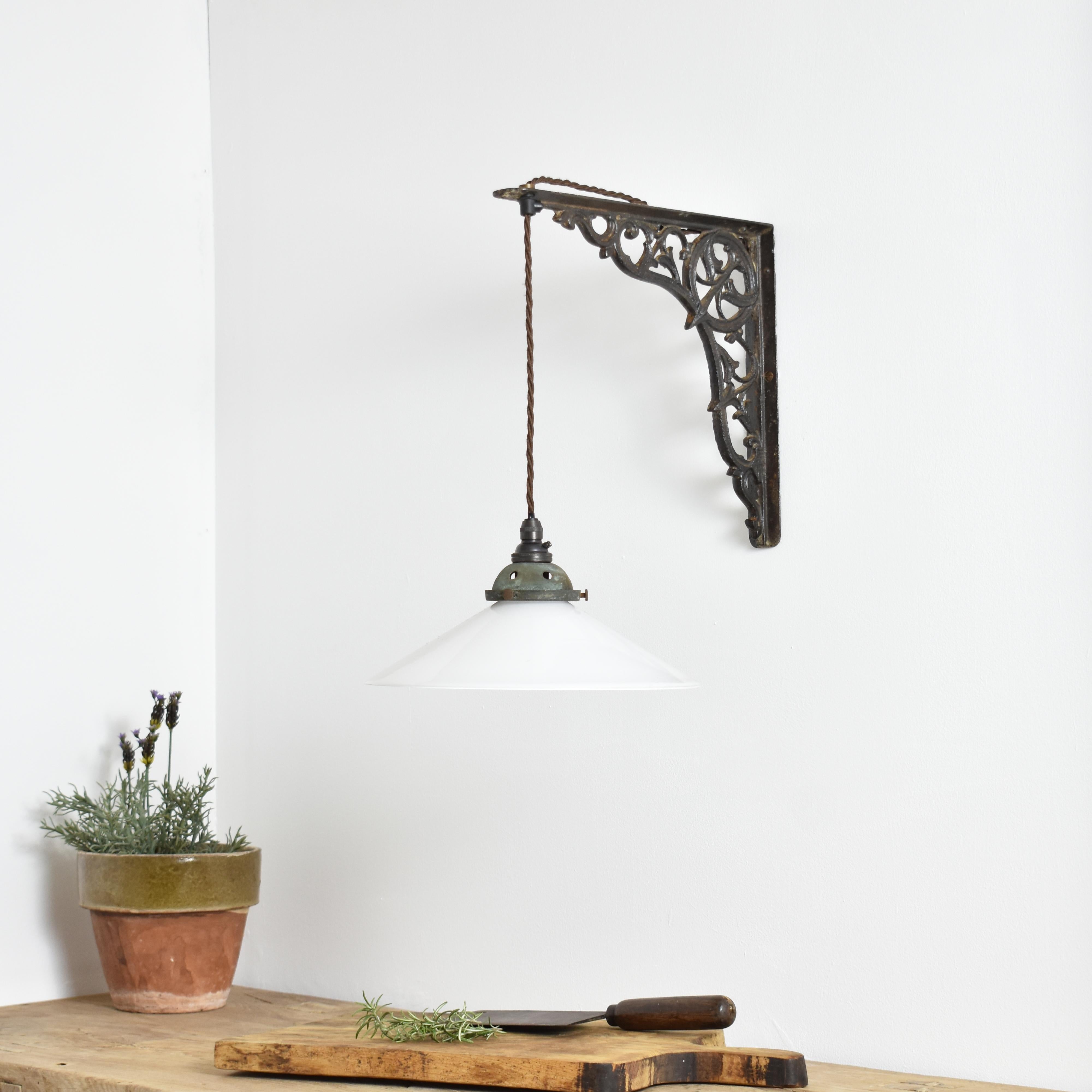 Lampe de cuisine murale à pampilles en laiton et verre dépoli français antique Bon état - En vente à Stockbridge, GB