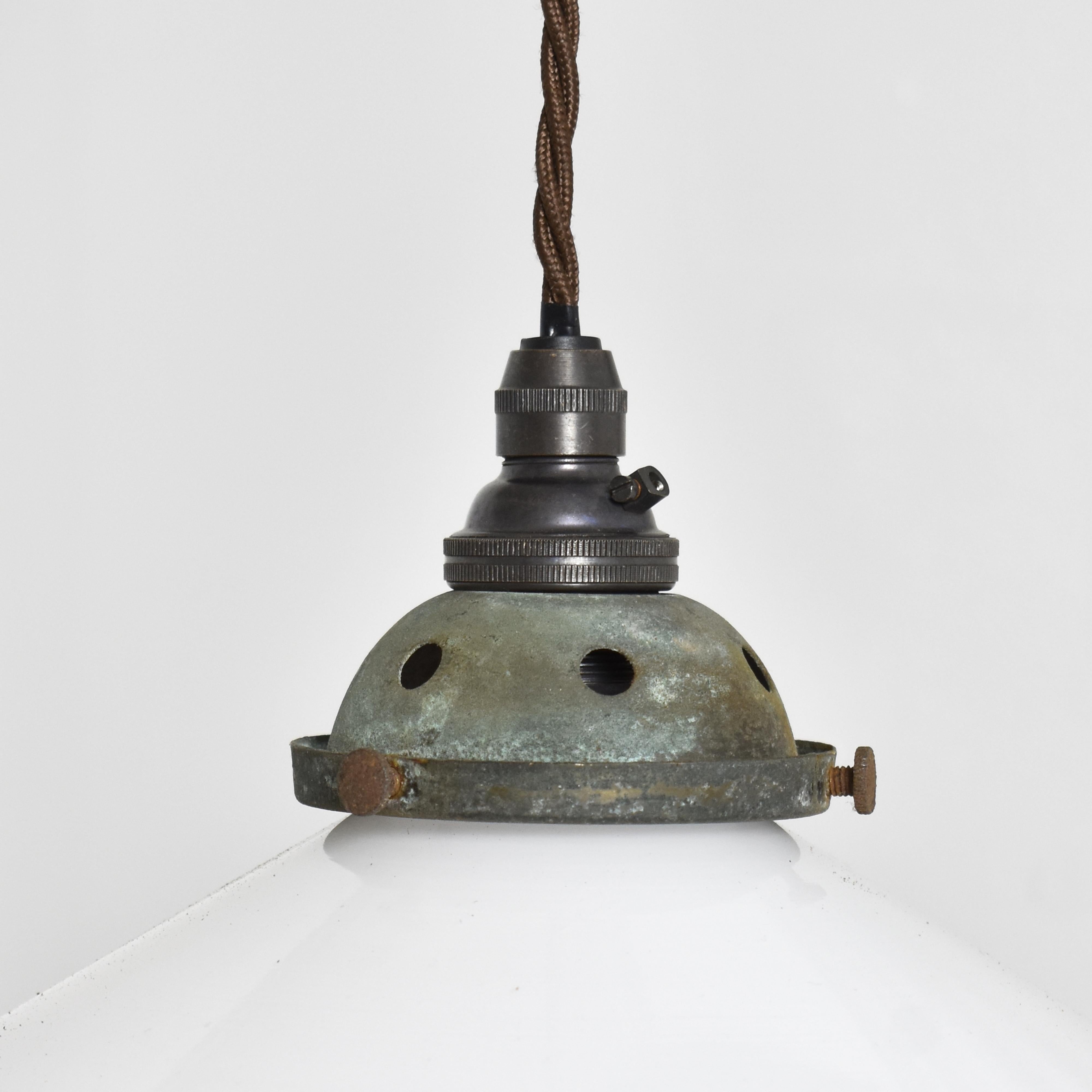 Laiton Lampe de cuisine murale à pampilles en laiton et verre dépoli français antique en vente