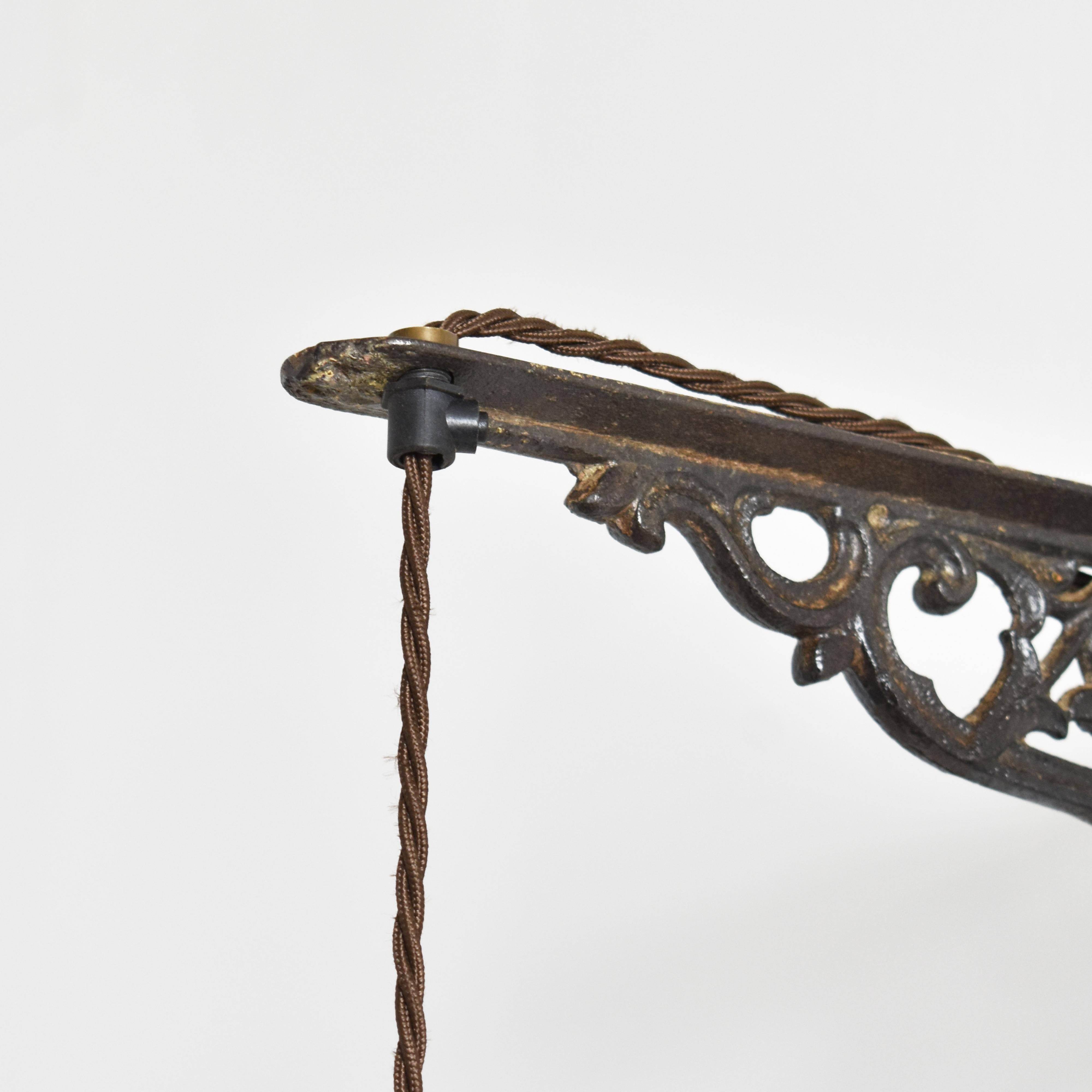 Lampe de cuisine murale à pampilles en laiton et verre dépoli français antique en vente 1