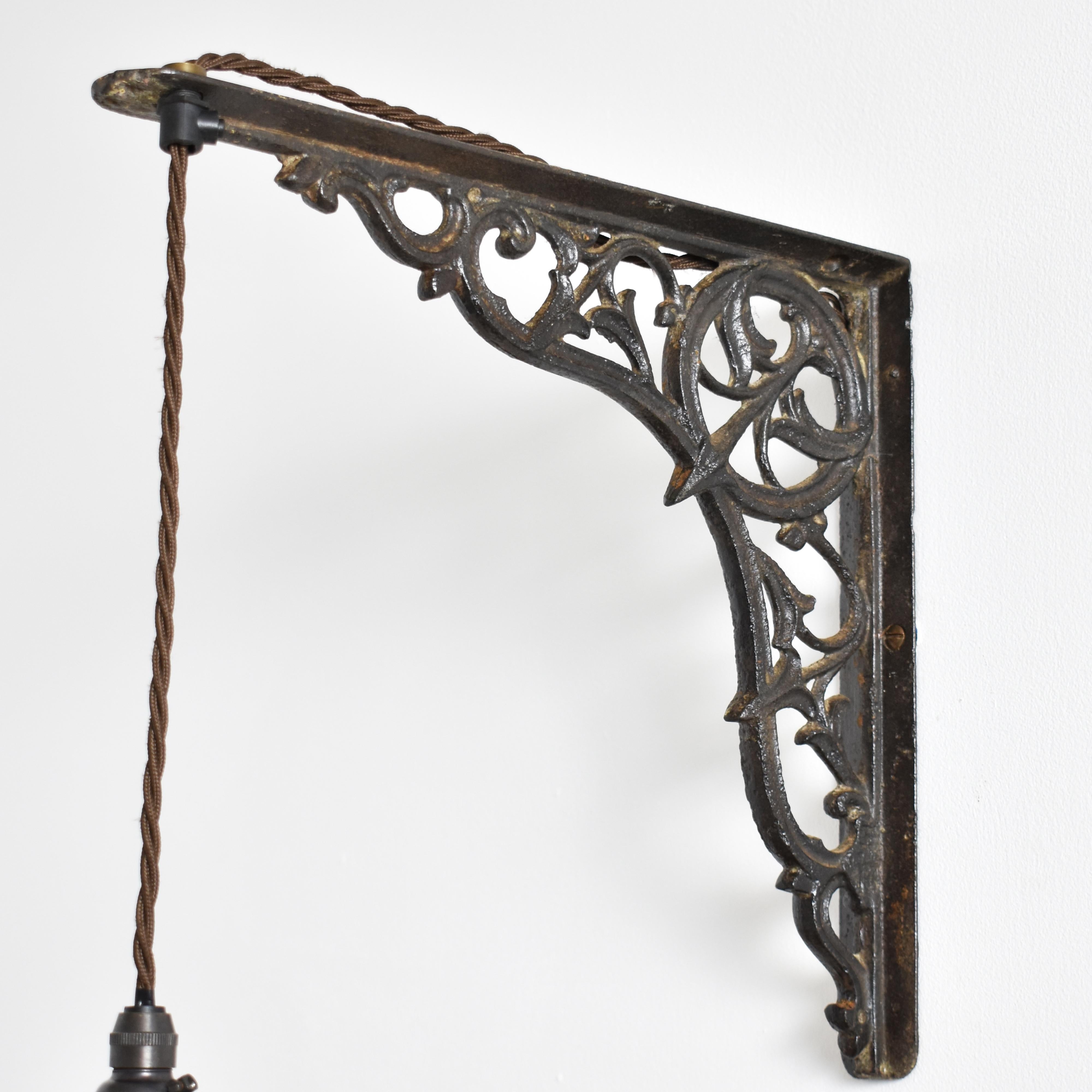 Lampe de cuisine murale à pampilles en laiton et verre dépoli français antique en vente 2