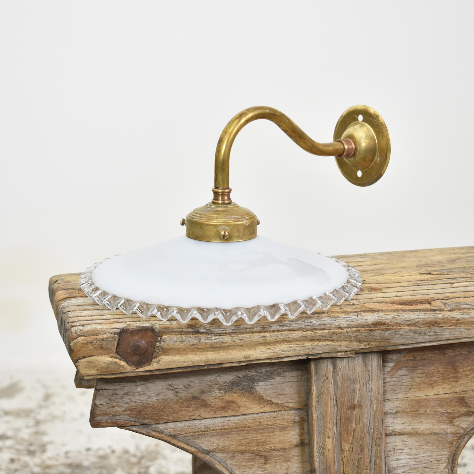 Antique French Coolie Glass Frill Wall Light - B

Lámpara de vidrio francesa de los primeros tiempos. La pantalla está hecha a mano de cristal opaco con un borde plisado transparente. La pantalla se ha montado sobre una galería y un aplique de