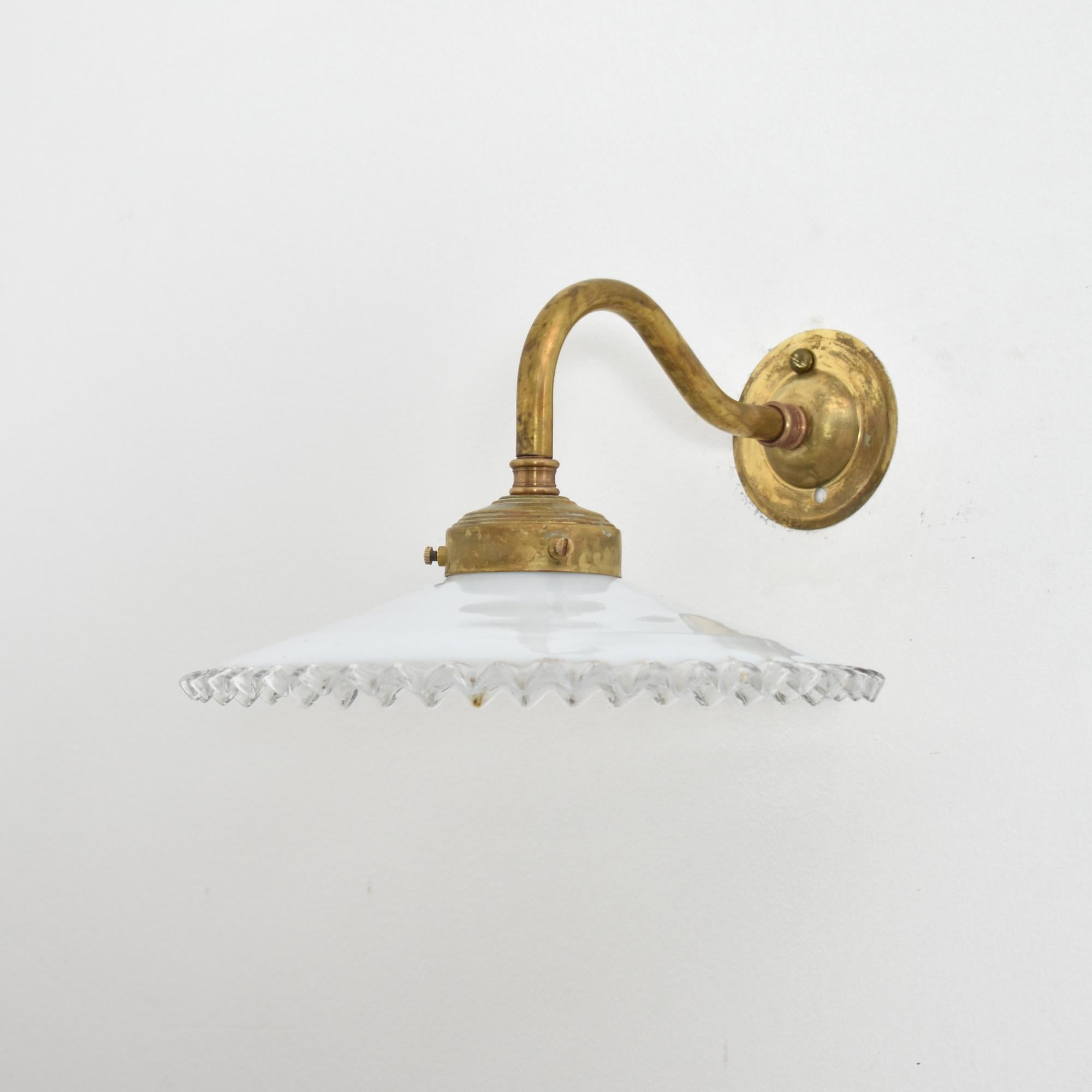 Antike französische Coolie Glass Frill Wandleuchte - B

Eine frühe französische Glaskrause für die Kühlung. Der Schirm ist handgefertigt aus undurchsichtigem Glas mit einem klaren, gefalteten Rand. Der Schirm ist auf einer Galerie- und Wandhalterung