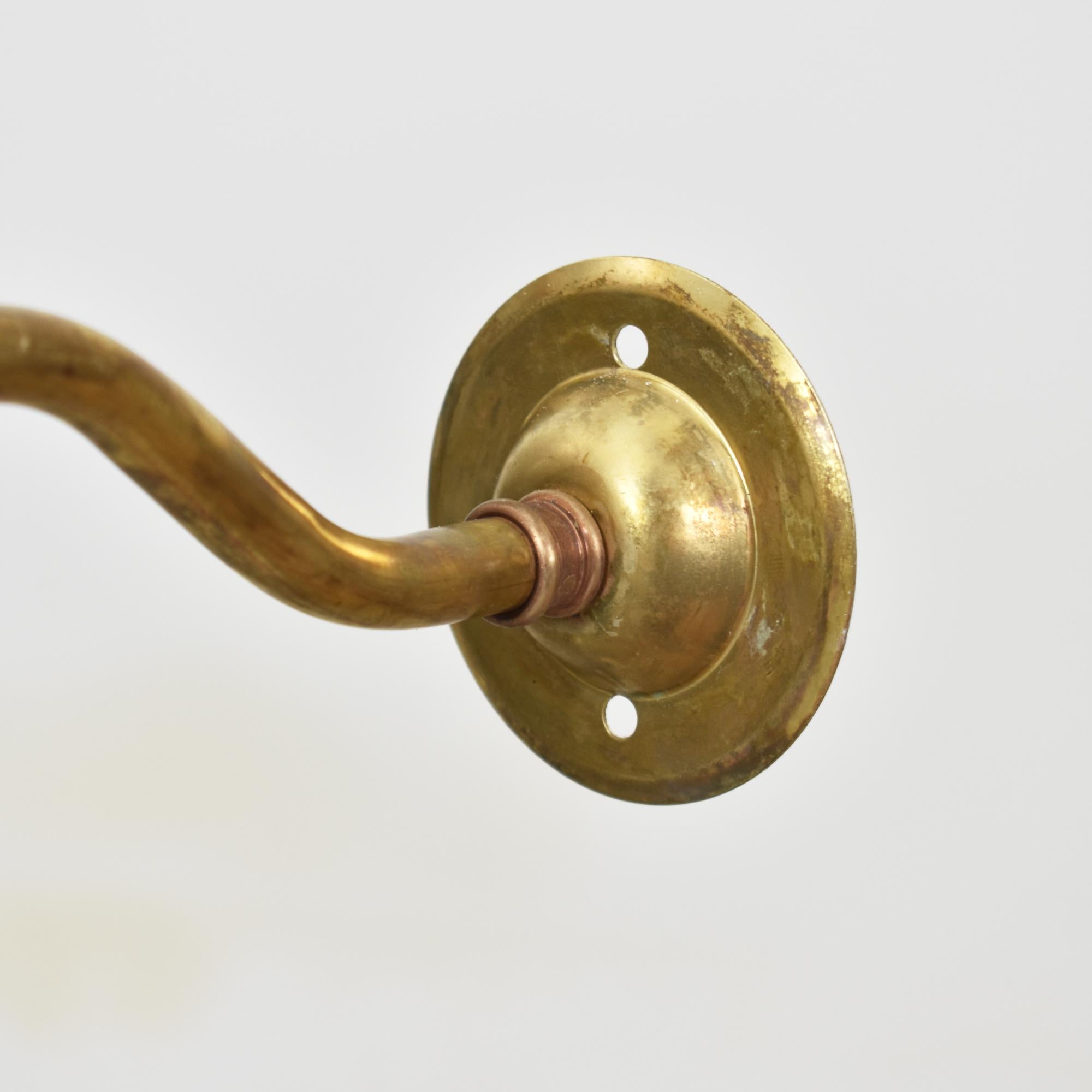 Antike französische Coolie-Glas-Wandleuchte Frill aus Messing für die Küche mit Quasten (Französisch) im Angebot