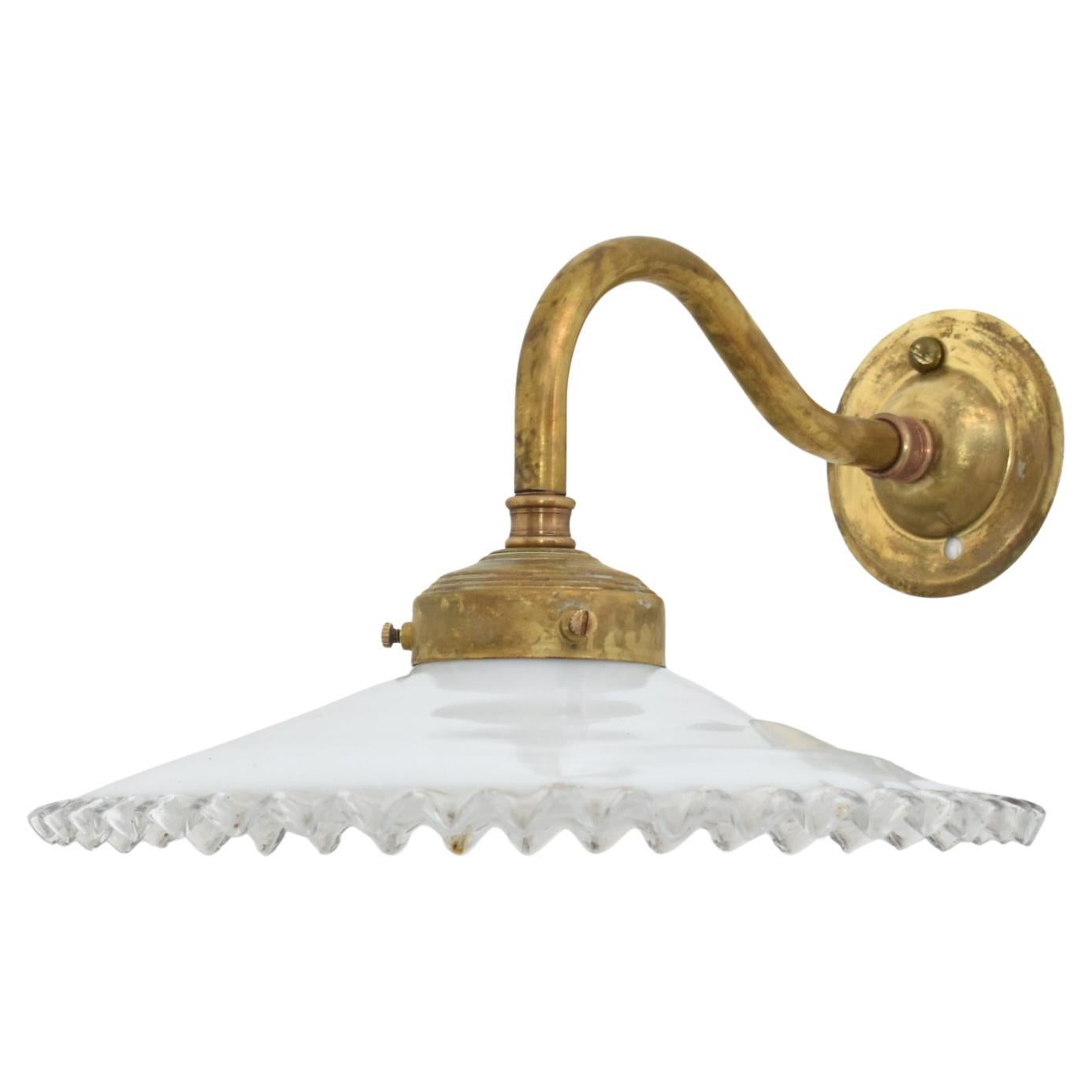 Antike französische Coolie-Glas-Wandleuchte Frill aus Messing für die Küche mit Quasten