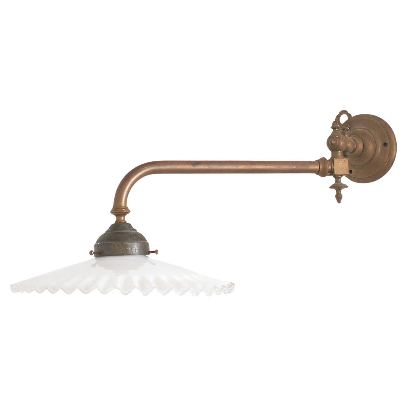 Antique French Coolie Glass Frill Brass Wall Kitchen Task Light Sconce (applique murale pour cuisine)