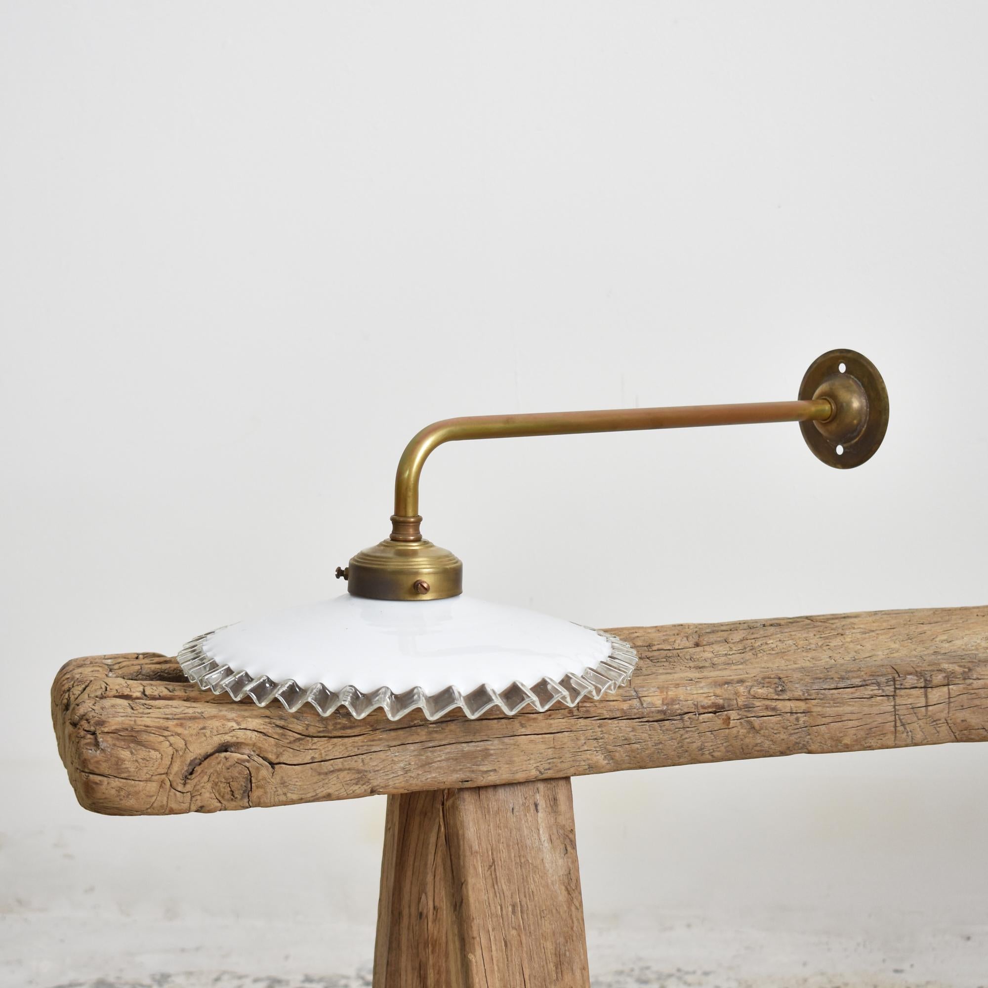 Antike französische Coolie-Keramik-Wandleuchte aus Glas mit Frill-Messing-Wandquasten (Französische Provence)