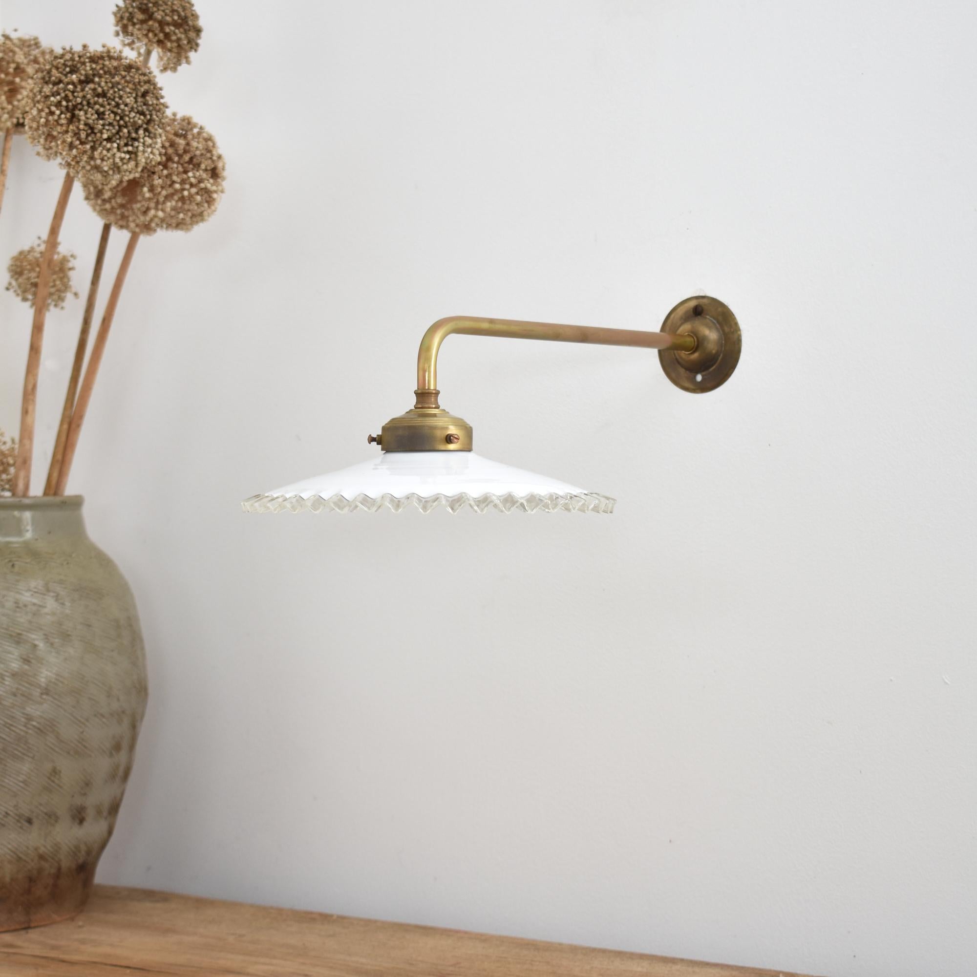 Antique French Coolie Glass Frill Brass Wall Task Kitchen Light Provincial francés en venta
