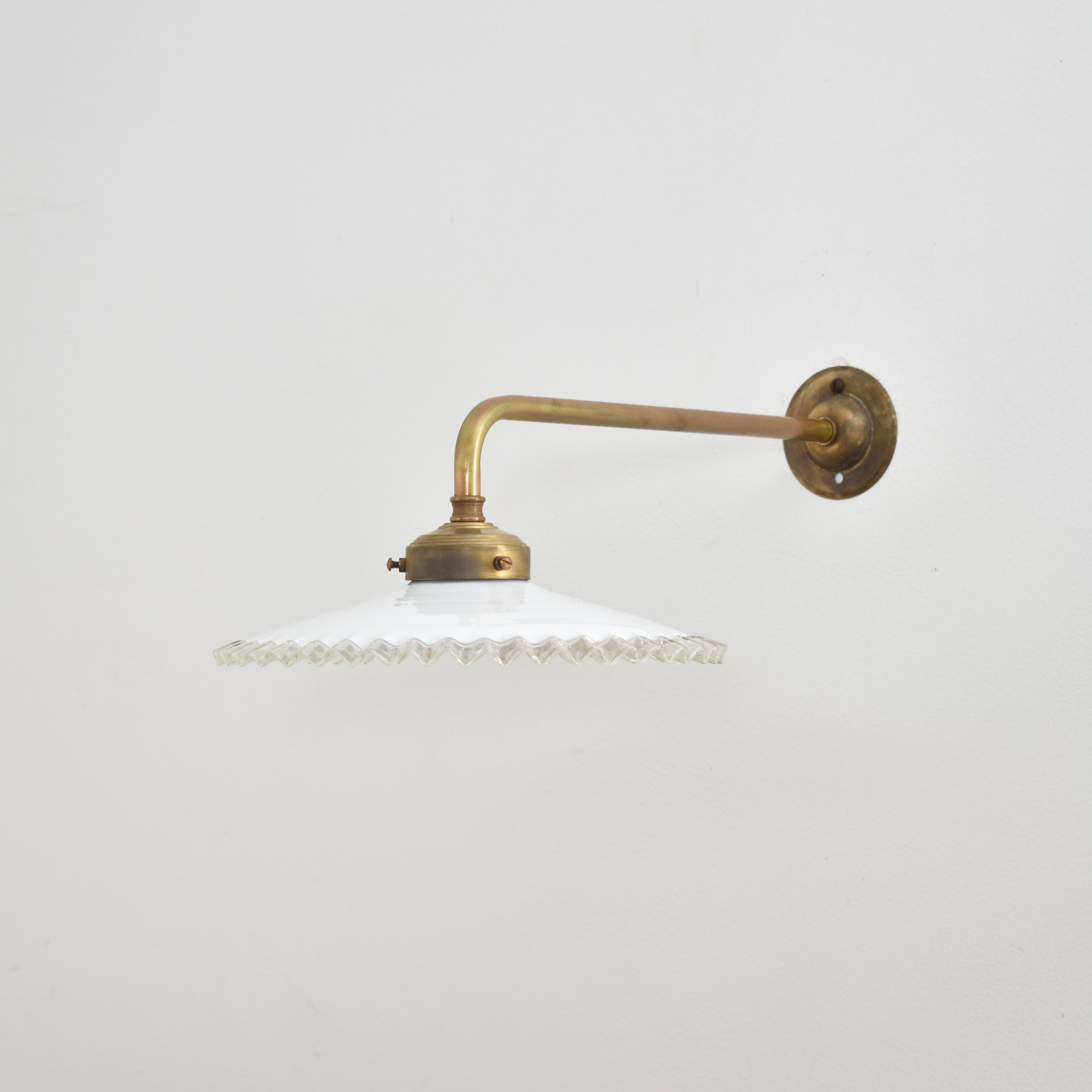 Antike französische Coolie-Keramik-Wandleuchte aus Glas mit Frill-Messing-Wandquasten (Französische Provence) im Angebot