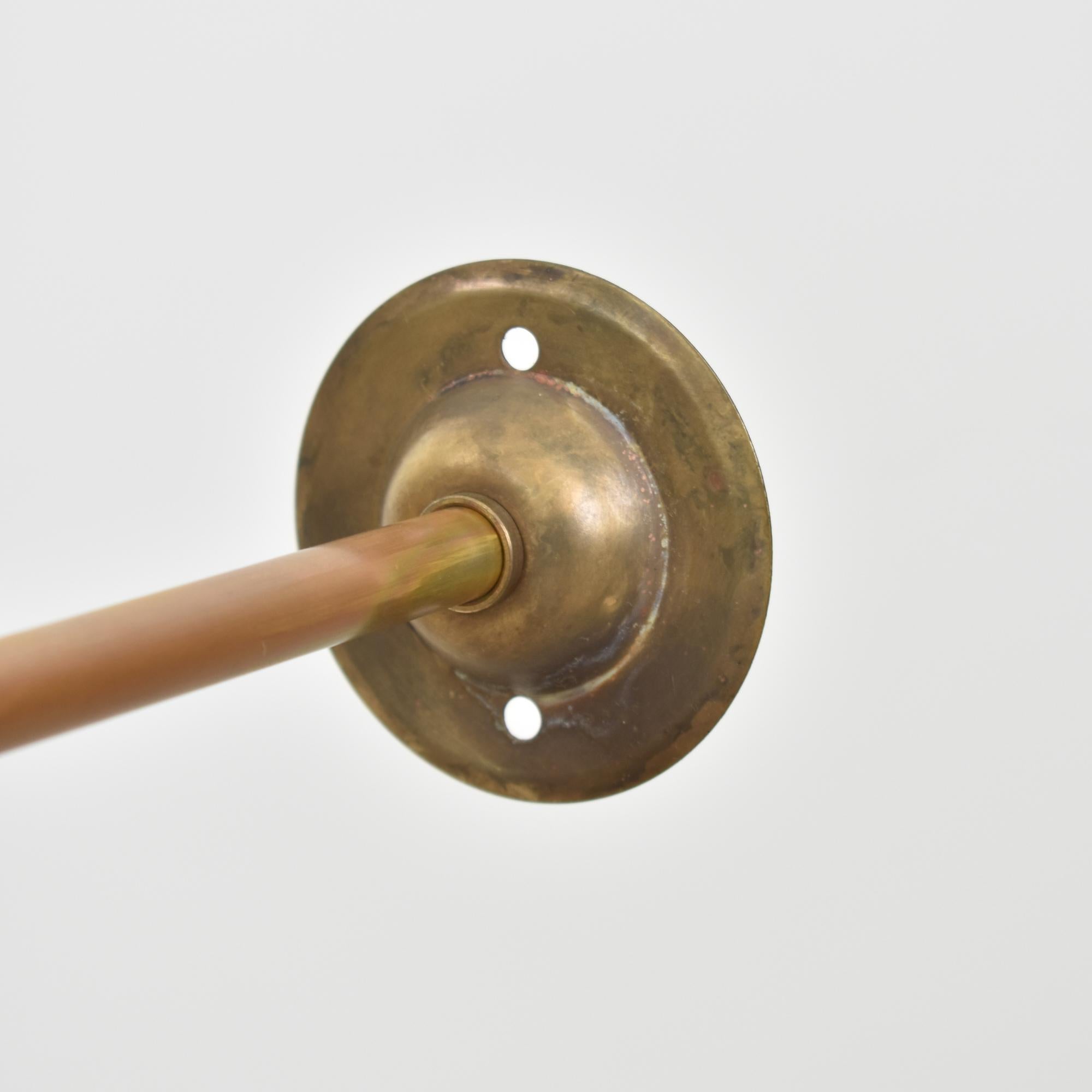 Antike französische Coolie-Keramik-Wandleuchte aus Glas mit Frill-Messing-Wandquasten im Zustand „Gut“ in Stockbridge, GB