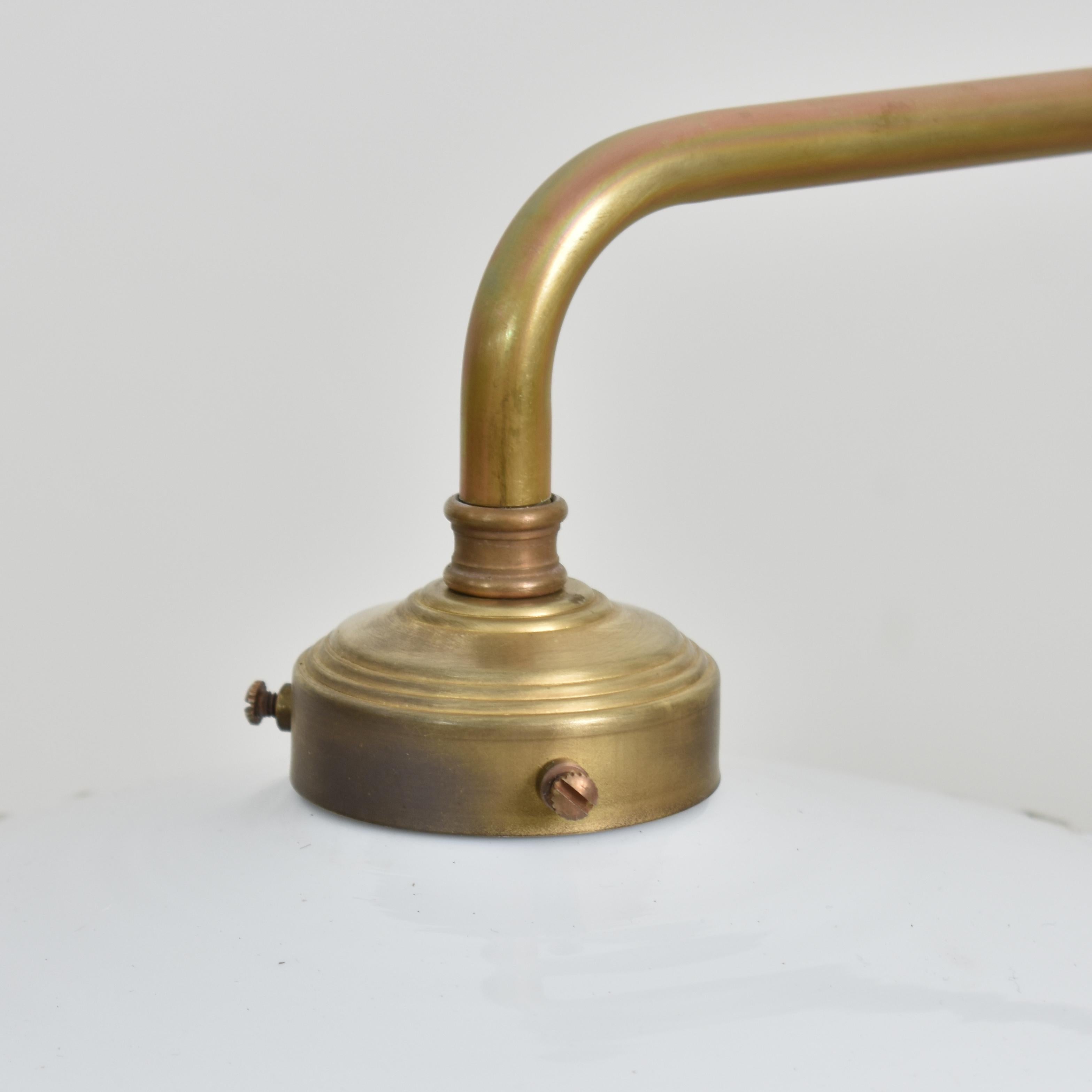 Antike französische Coolie-Keramik-Wandleuchte aus Glas mit Frill-Messing-Wandquasten im Zustand „Gut“ im Angebot in Stockbridge, GB
